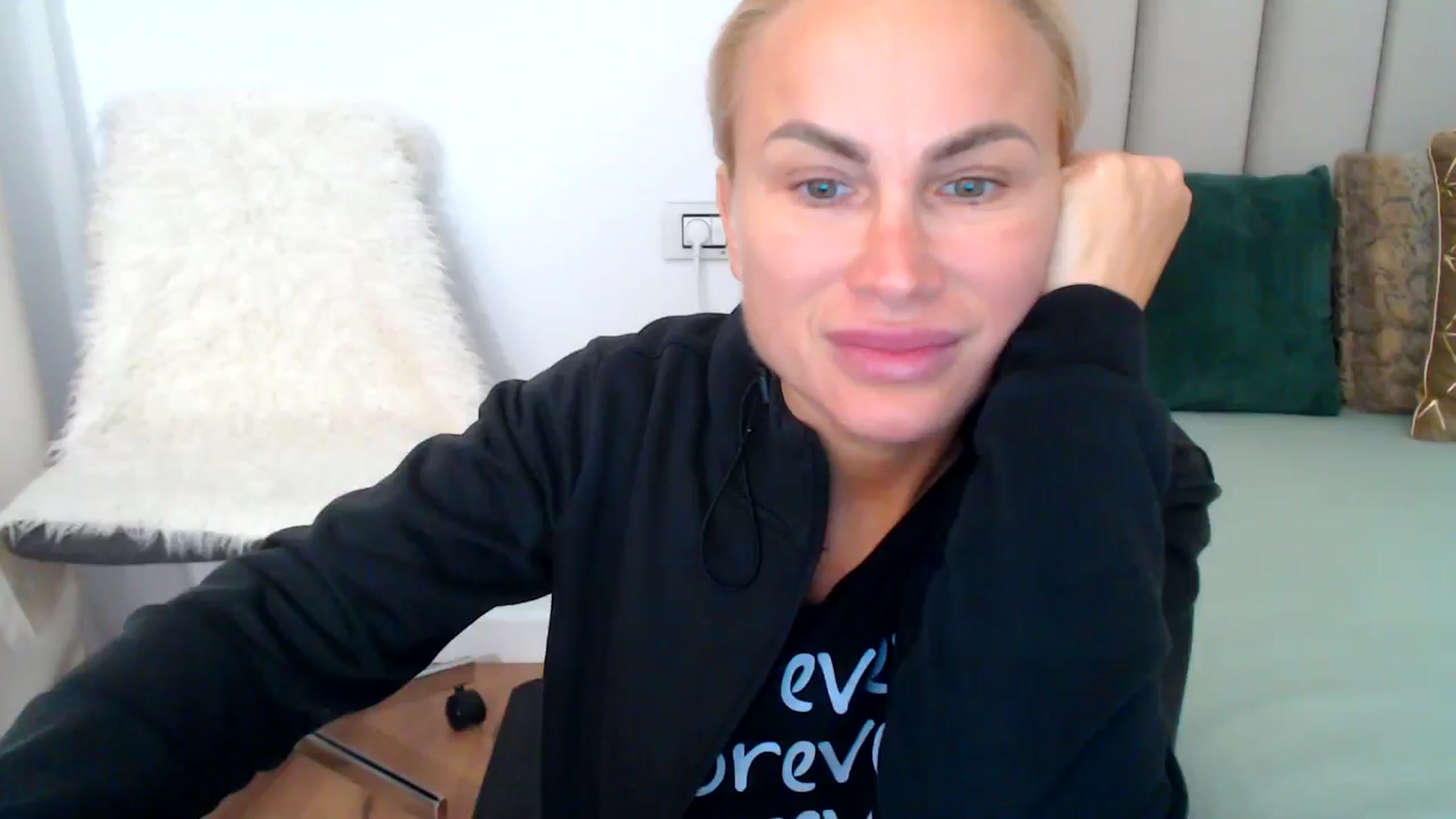 Gallery image thumbnail from Hrystina_'s myfreecams stream on, 11/21/2024, 16:29 image 1 of 20