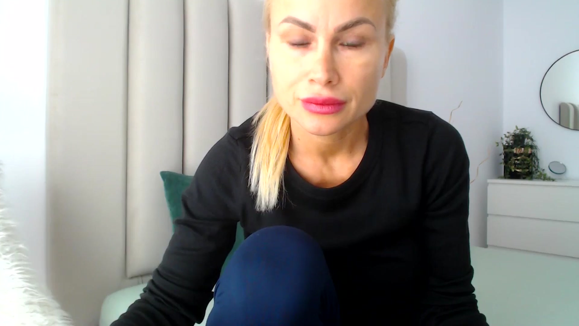 Gallery image thumbnail from Hrystina_'s myfreecams stream on, 11/22/2024, 11:40 image 18 of 20