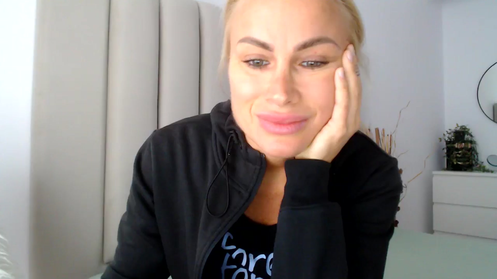 Gallery image thumbnail from Hrystina_'s myfreecams stream on, 11/22/2024, 14:36 image 12 of 20
