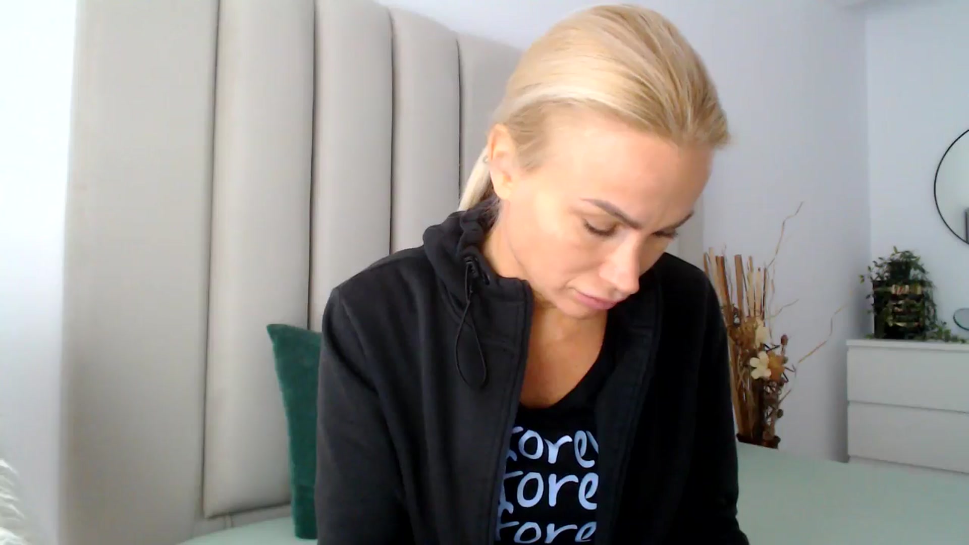 Gallery image thumbnail from Hrystina_'s myfreecams stream on, 11/22/2024, 14:36 image 11 of 20