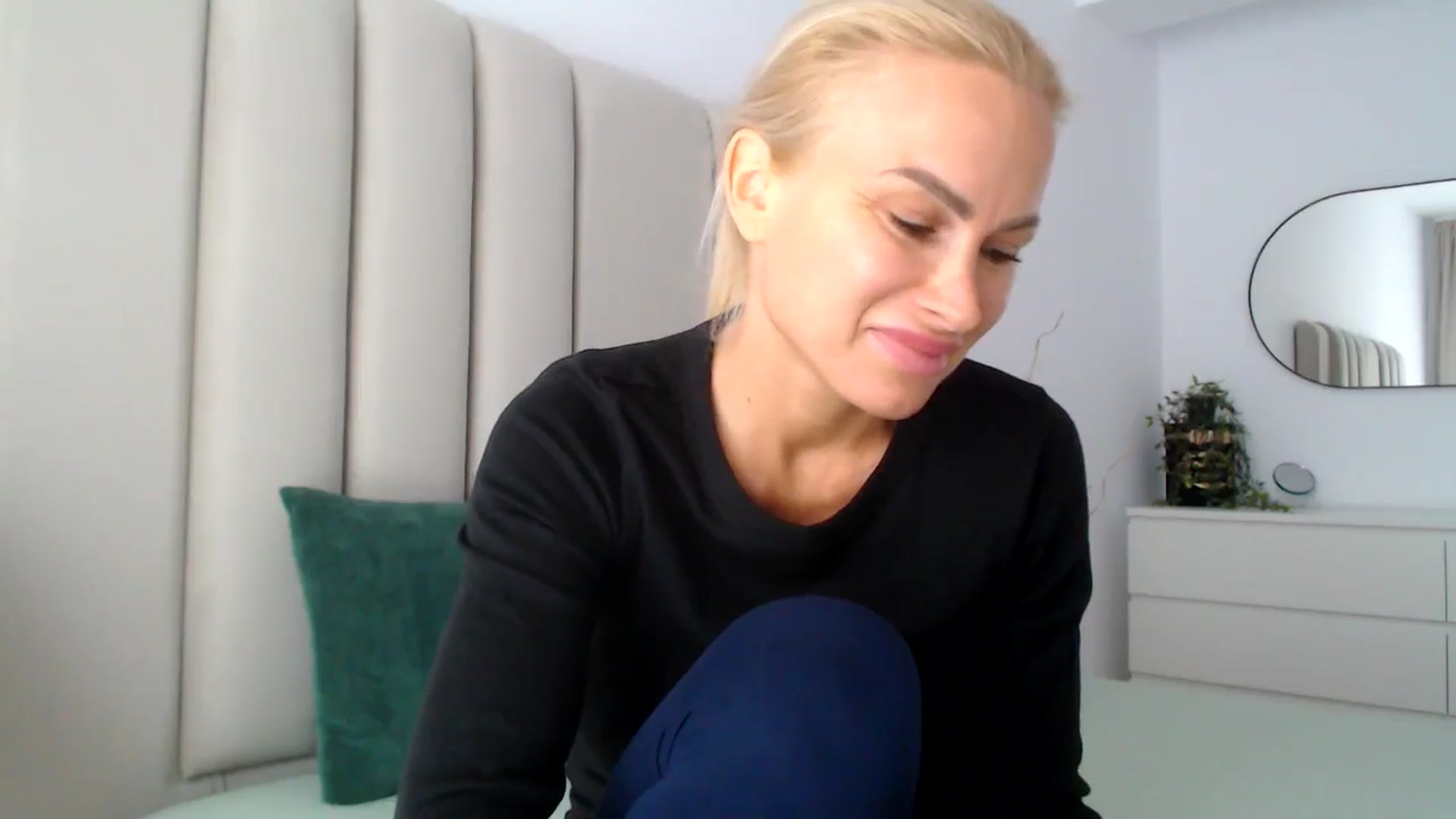 Gallery image thumbnail from Hrystina_'s myfreecams stream on, 11/22/2024, 14:36 image 8 of 20