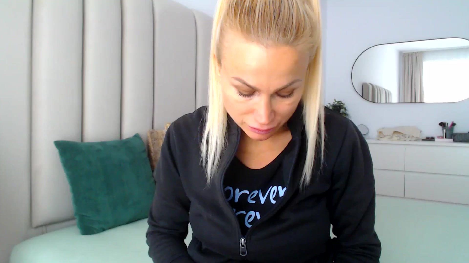 Gallery image thumbnail from Hrystina_'s myfreecams stream on, 11/28/2024, 16:10 image 3 of 20