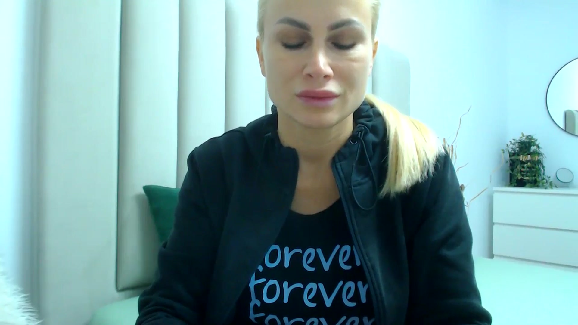 Gallery image thumbnail from Hrystina_'s myfreecams stream on, 11/28/2024, 16:10 image 16 of 20