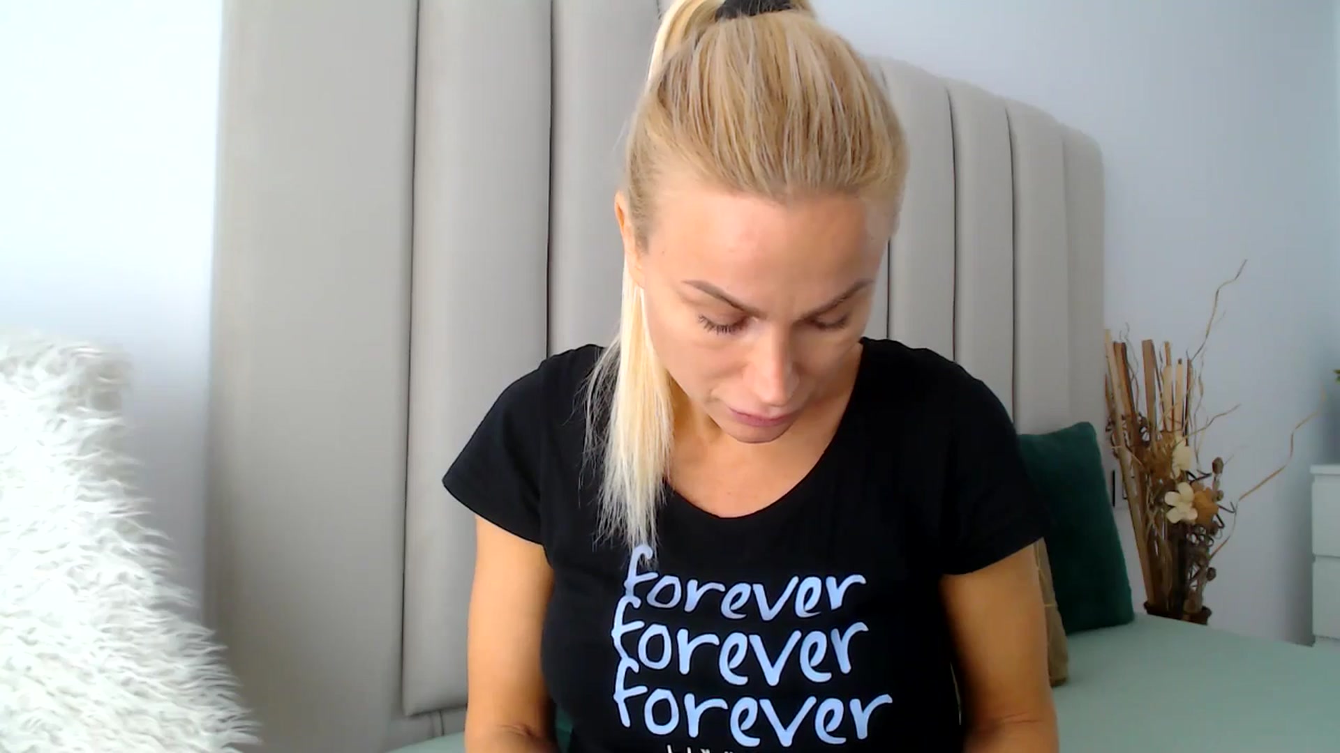 Gallery image thumbnail from Hrystina_'s myfreecams stream on, 12/02/2024, 16:02 image 4 of 20