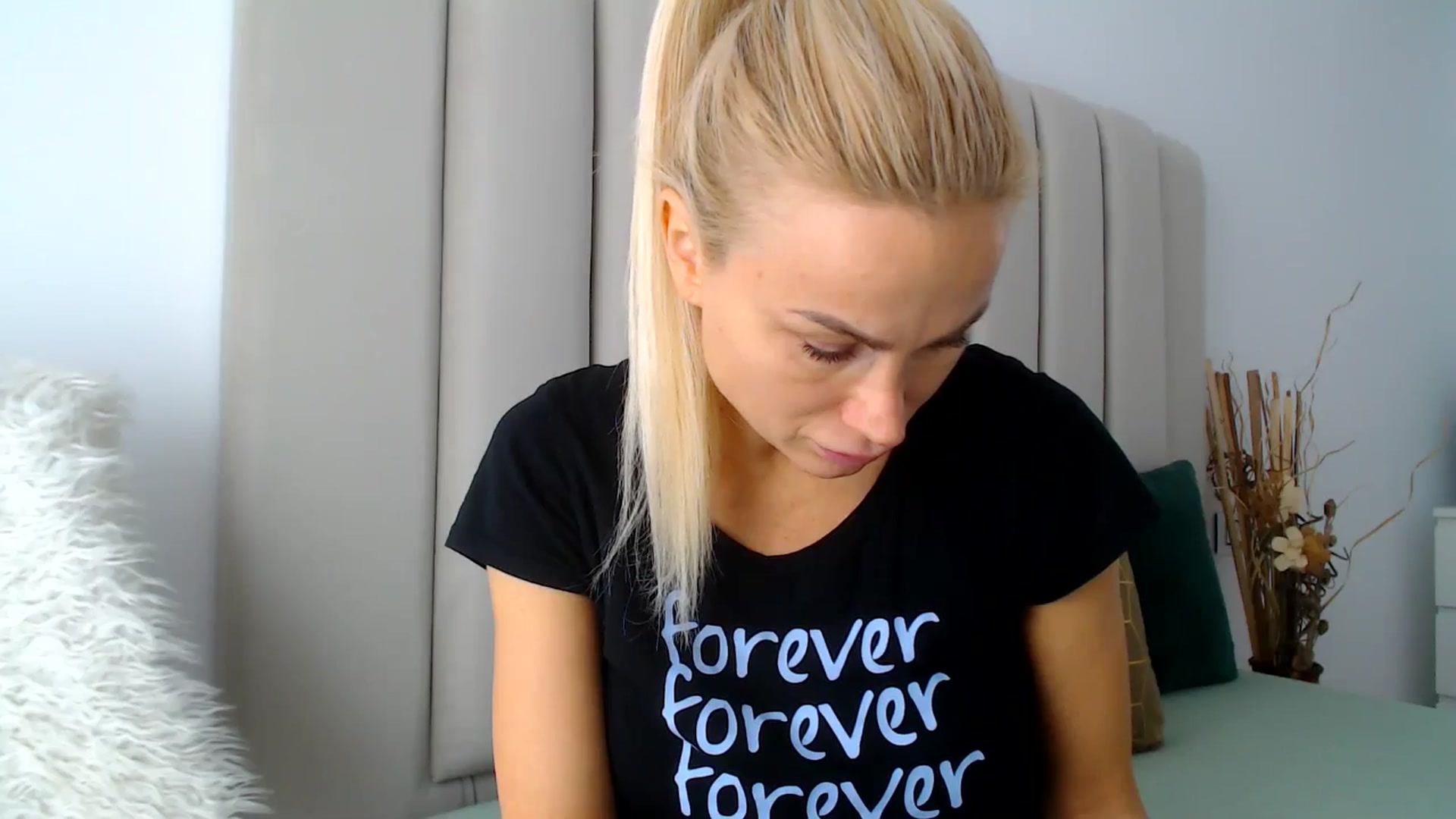 Gallery image thumbnail from Hrystina_'s myfreecams stream on, 12/02/2024, 16:02 image 2 of 20
