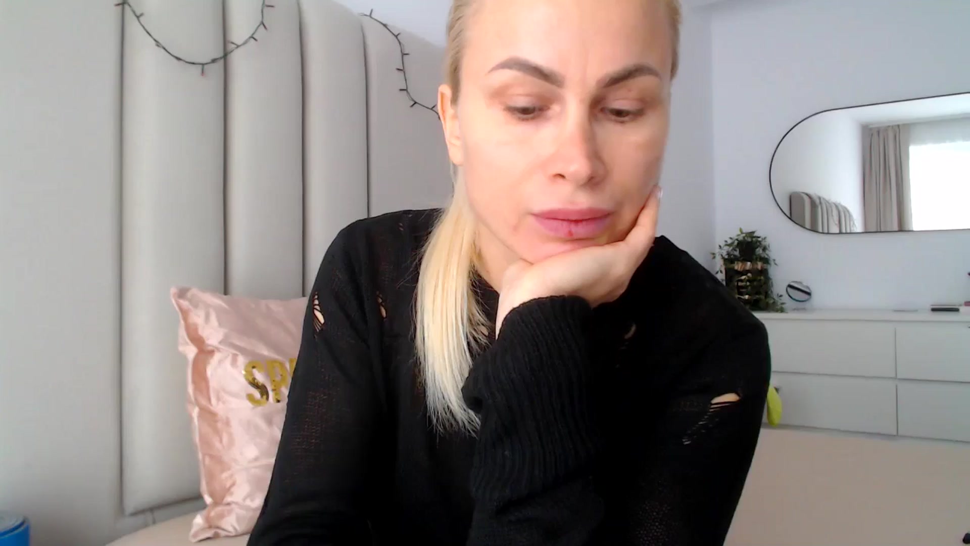 Gallery image thumbnail from Hrystina_'s myfreecams stream on, 12/16/2024, 16:11 image 5 of 20