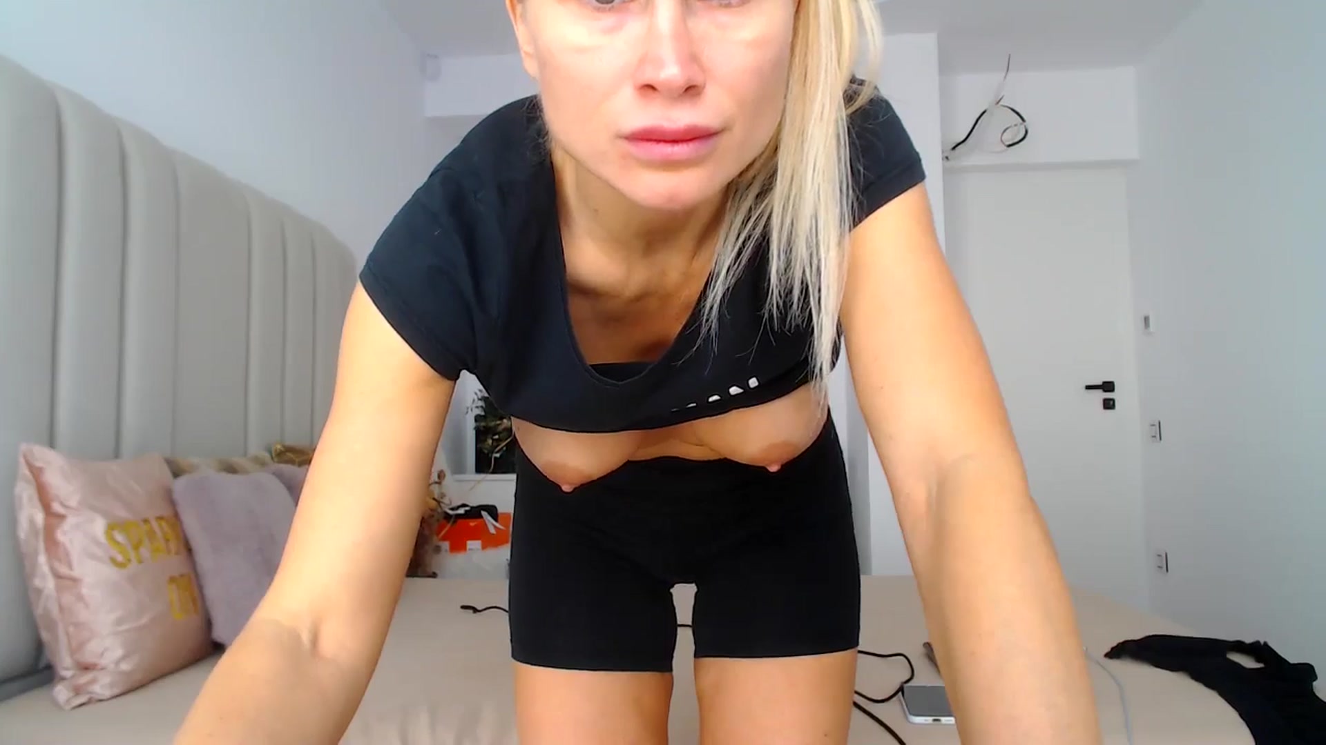 Gallery image thumbnail from Hrystina_'s myfreecams stream on, 01/02/2025, 13:33 image 4 of 20