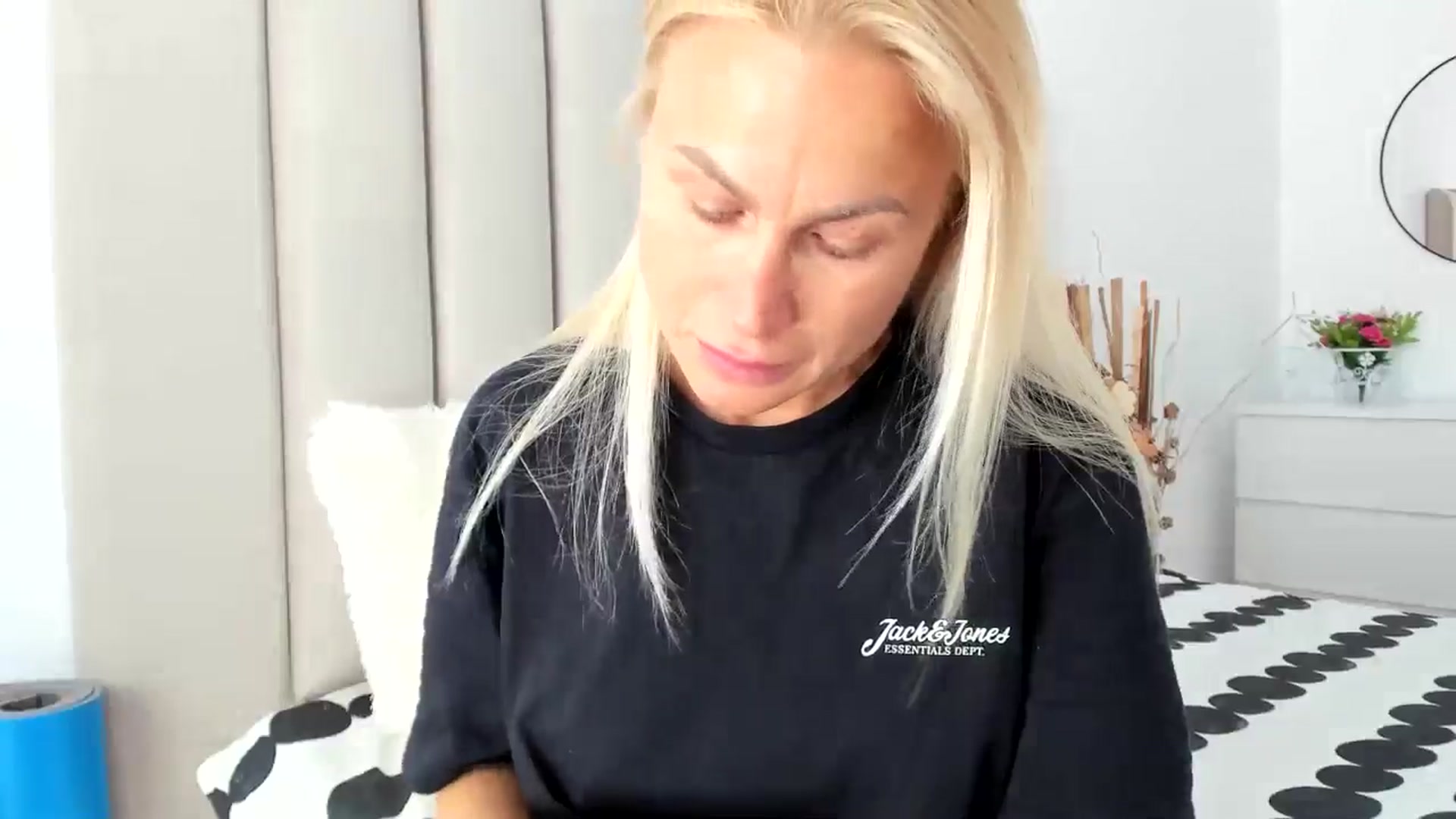 Gallery image thumbnail from Hrystina_'s myfreecams stream on, 04/19/2025, 14:54 image 3 of 20