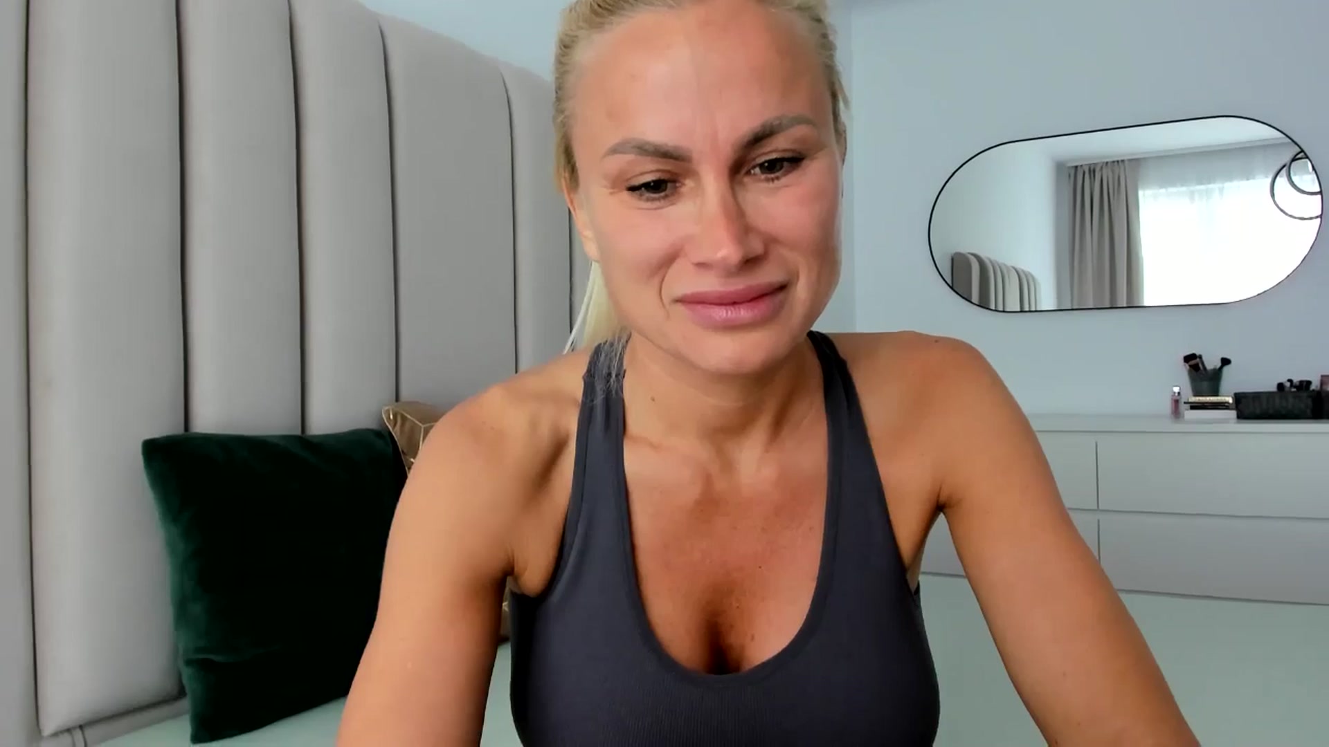 Gallery image thumbnail from Hrystina_'s myfreecams stream on, 05/13/2025, 14:28 image 16 of 20