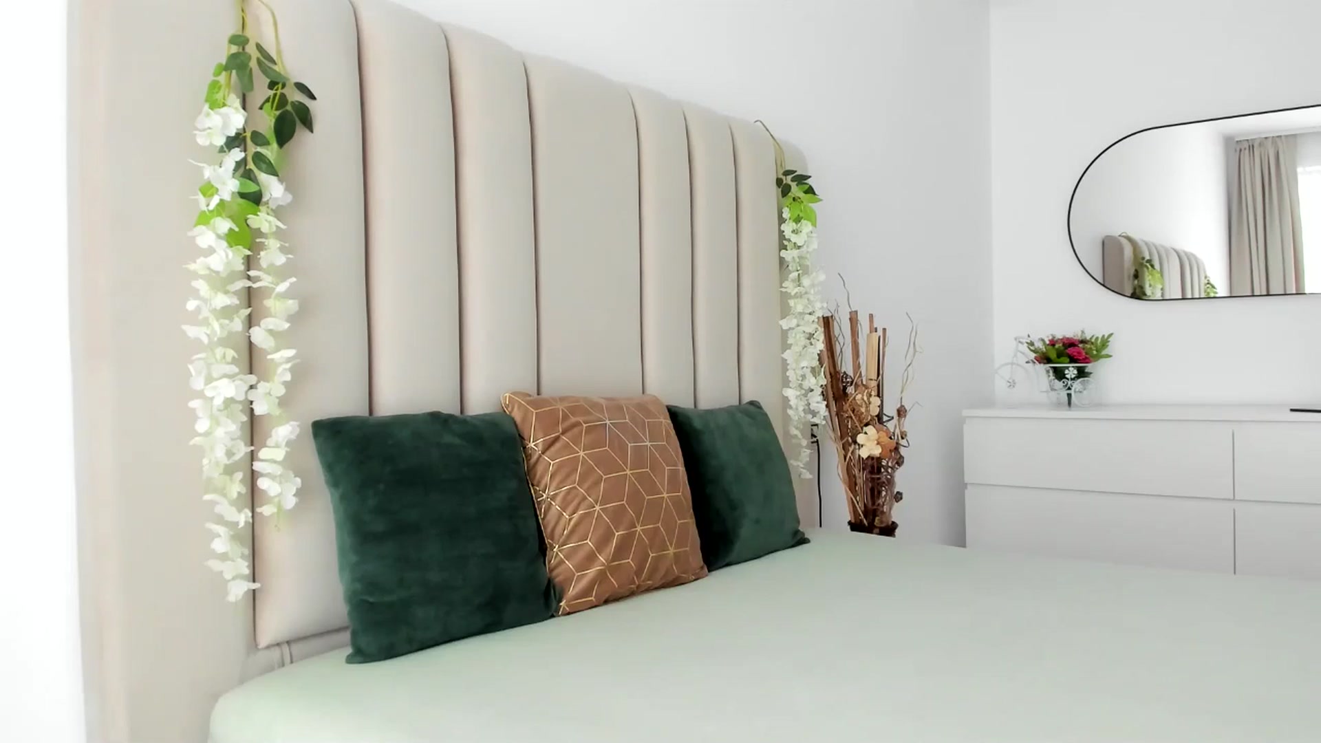 Gallery image thumbnail from Hrystina_'s myfreecams stream on, 06/09/2025, 17:35 image 14 of 20