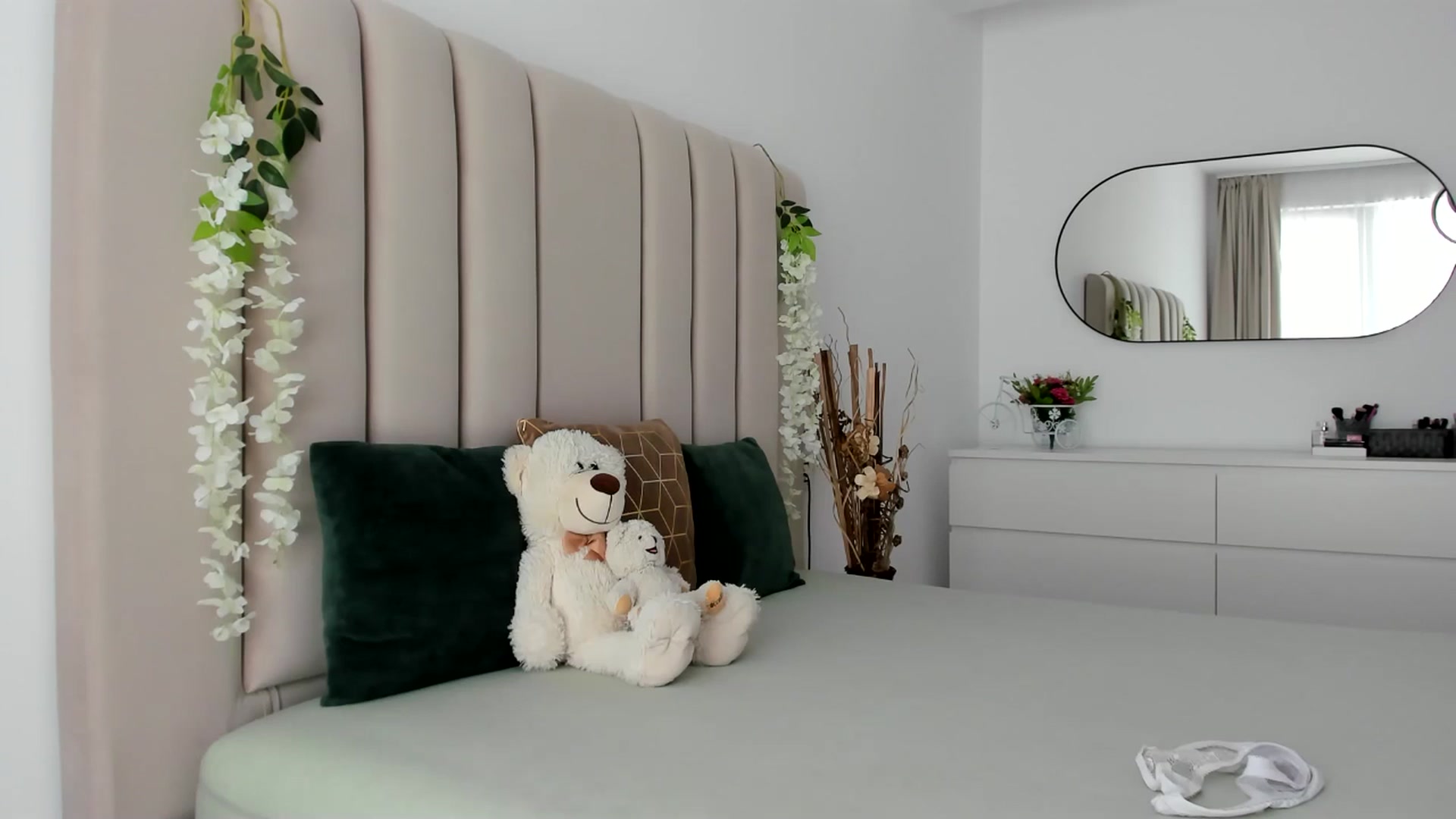 Gallery image thumbnail from Hrystina_'s myfreecams stream on, 06/20/2025, 15:15 image 9 of 20