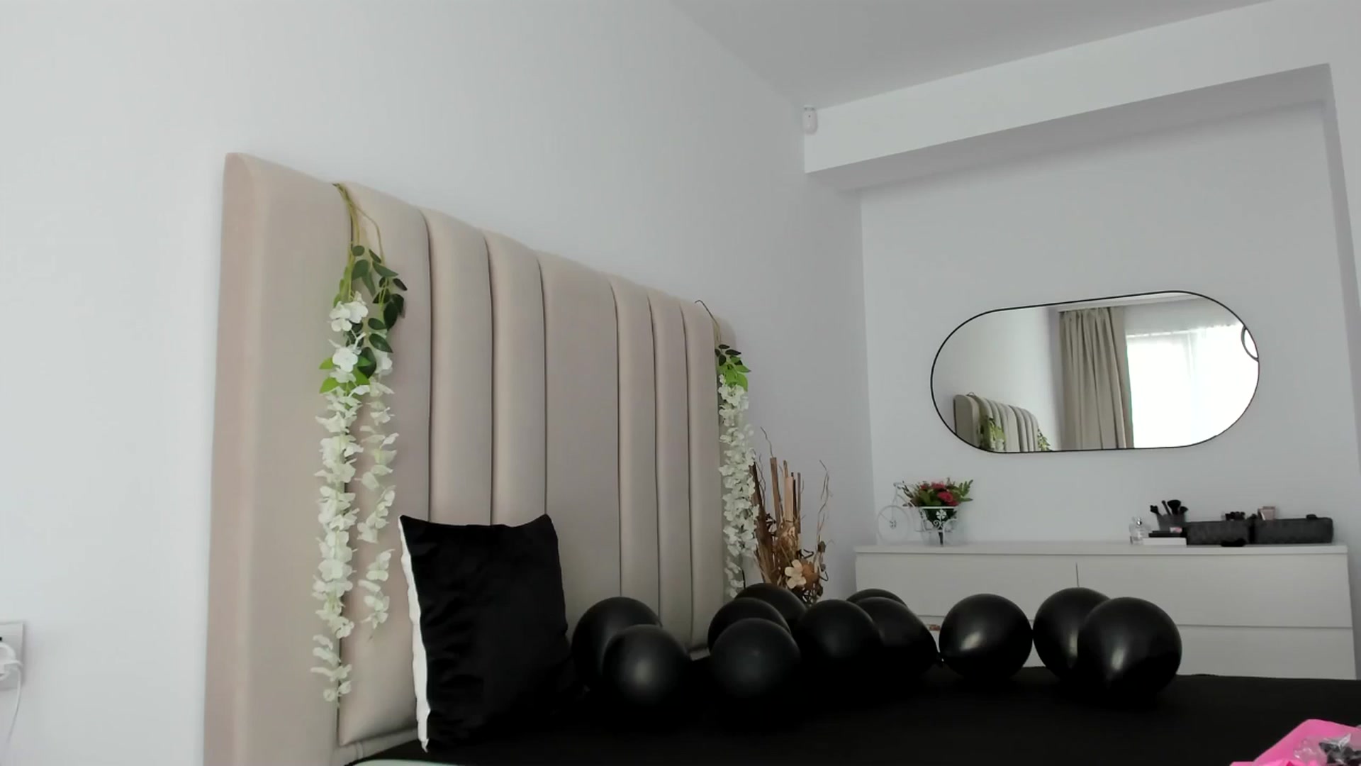 Gallery image thumbnail from Hrystina_'s myfreecams stream on, 06/26/2025, 14:38 image 12 of 20