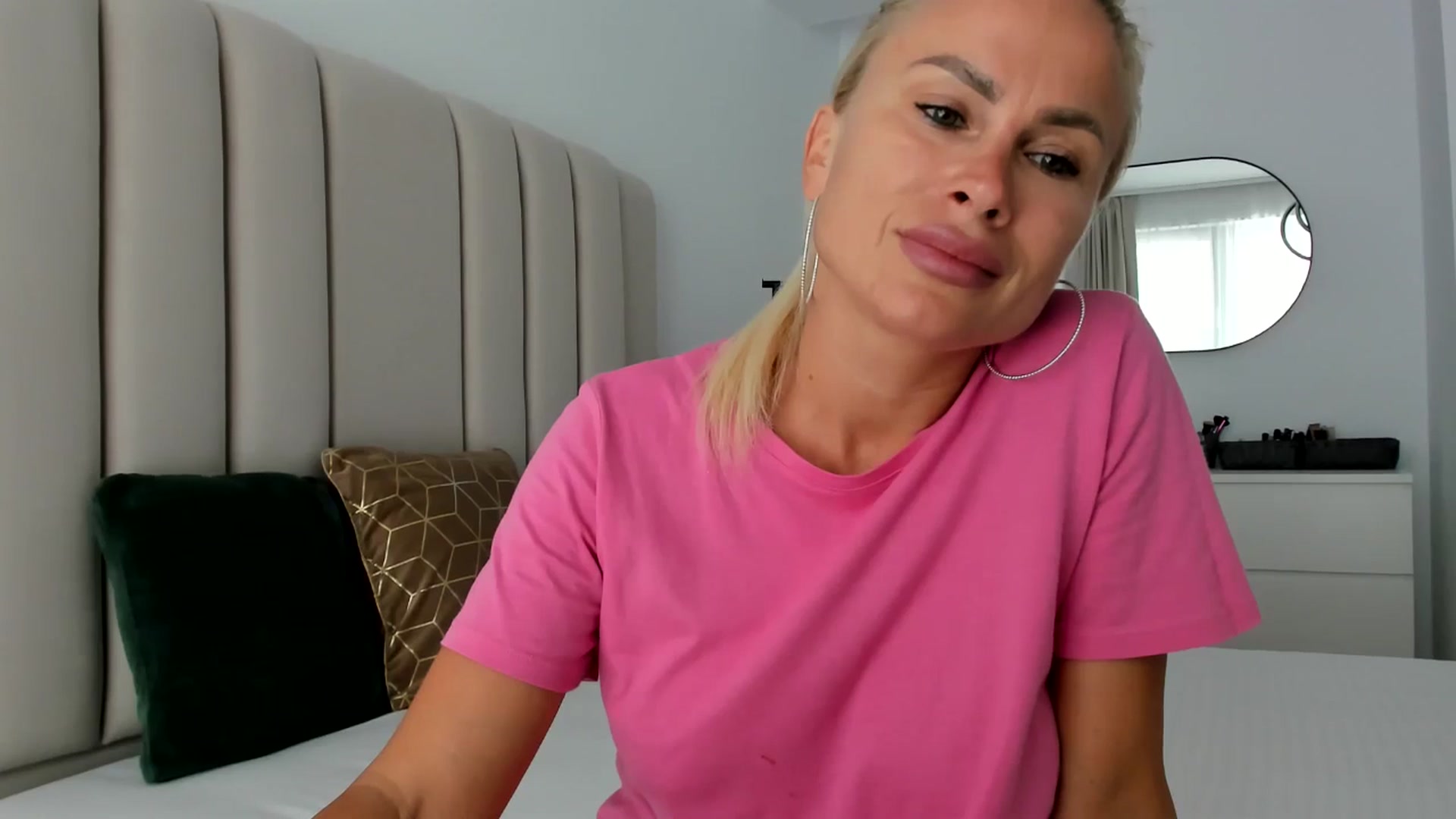 Gallery image thumbnail from Hrystina_'s myfreecams stream on, 07/25/2025, 11:55 image 15 of 20