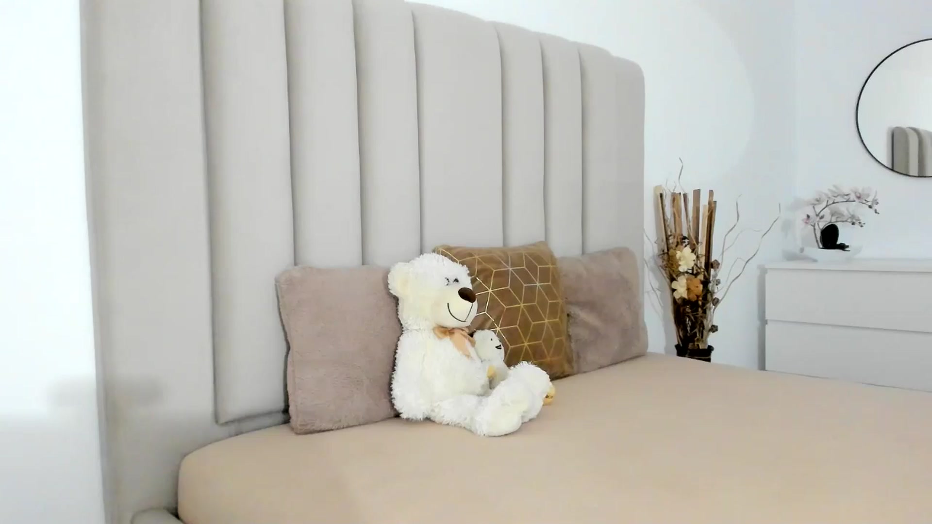 Gallery image thumbnail from Hrystina_'s myfreecams stream on, 11/18/2025, 17:46 image 6 of 20