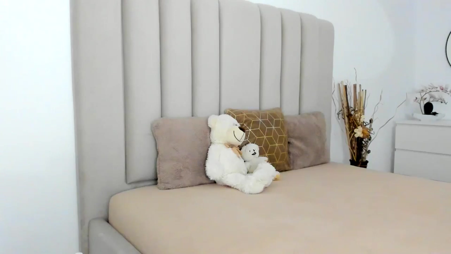 Gallery image thumbnail from Hrystina_'s myfreecams stream on, 11/27/2025, 18:19 image 6 of 20