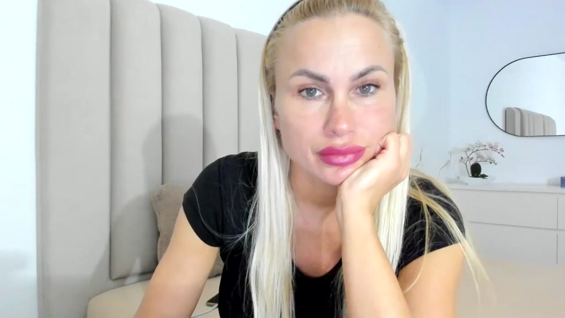 Gallery image thumbnail from Hrystina_'s myfreecams stream on, 12/01/2025, 15:18 image 17 of 20