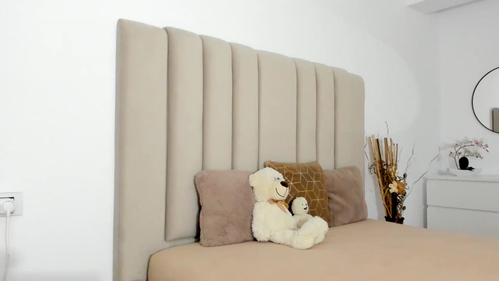 Gallery image thumbnail from Hrystina_'s myfreecams stream on, 12/01/2025, 17:32 image 2 of 20