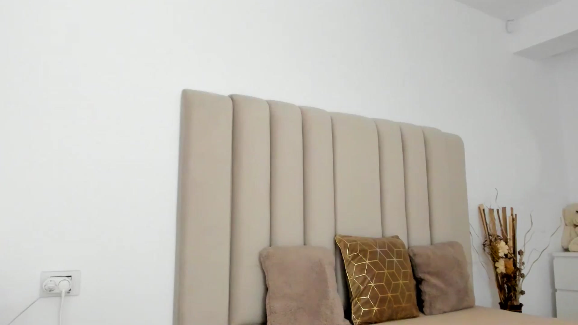 Gallery image thumbnail from Hrystina_'s myfreecams stream on, 12/09/2025, 18:01 image 18 of 20
