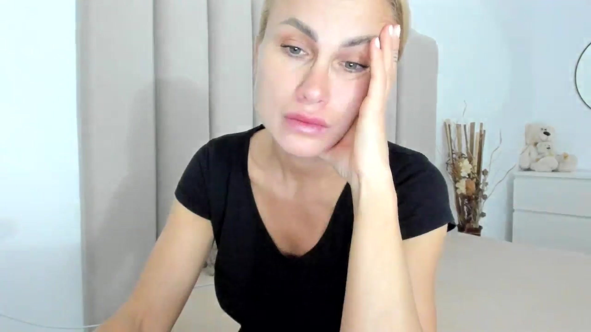 Gallery image thumbnail from Hrystina_'s myfreecams stream on, 12/13/2025, 17:08 image 5 of 20