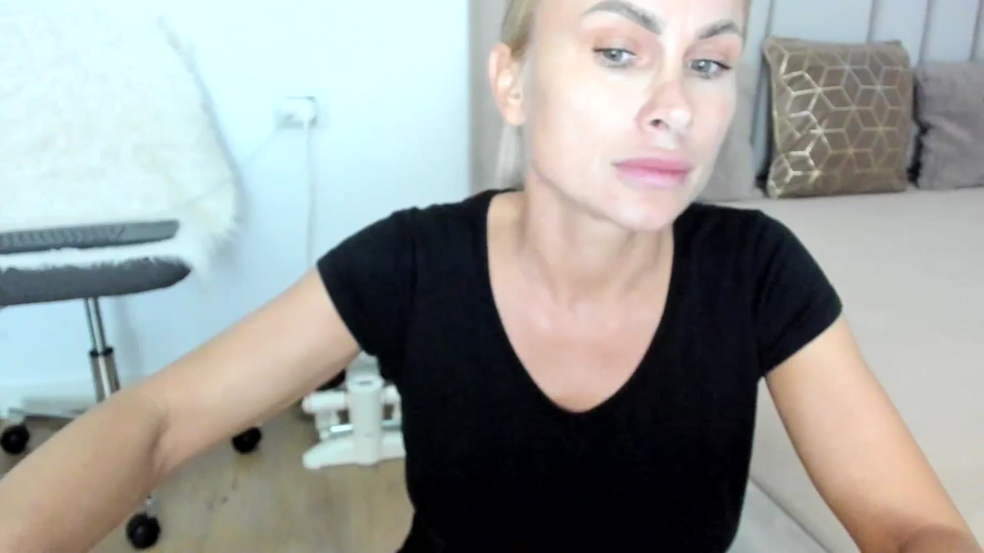Gallery image thumbnail from Hrystina_'s myfreecams stream on, 12/13/2025, 18:04 image 17 of 20