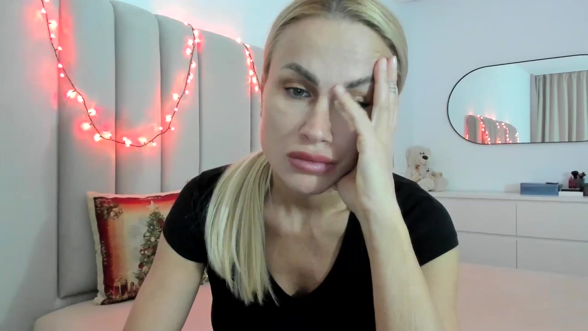 Gallery image thumbnail from Hrystina_'s myfreecams stream on, 12/22/2025, 16:02 image 15 of 20
