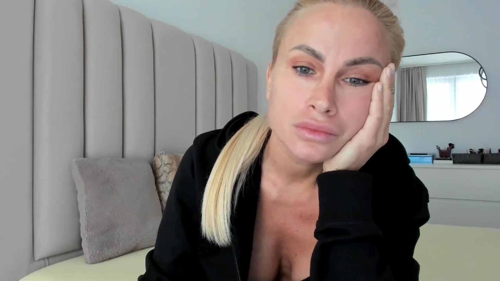 Gallery image thumbnail from Hrystina_'s myfreecams stream on, 01/03/2026, 12:44 image 18 of 20