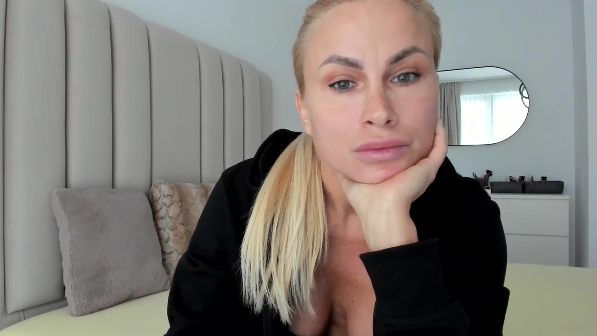 Gallery image thumbnail from Hrystina_'s myfreecams stream on, 01/03/2026, 12:44 image 8 of 20