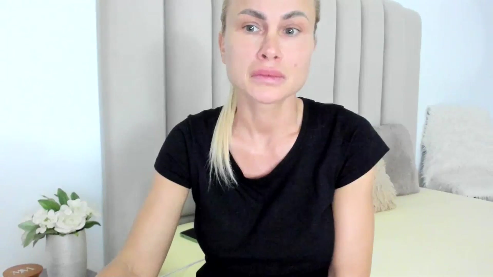 Gallery image thumbnail from Hrystina_'s myfreecams stream on, 01/22/2026, 16:16 image 17 of 20