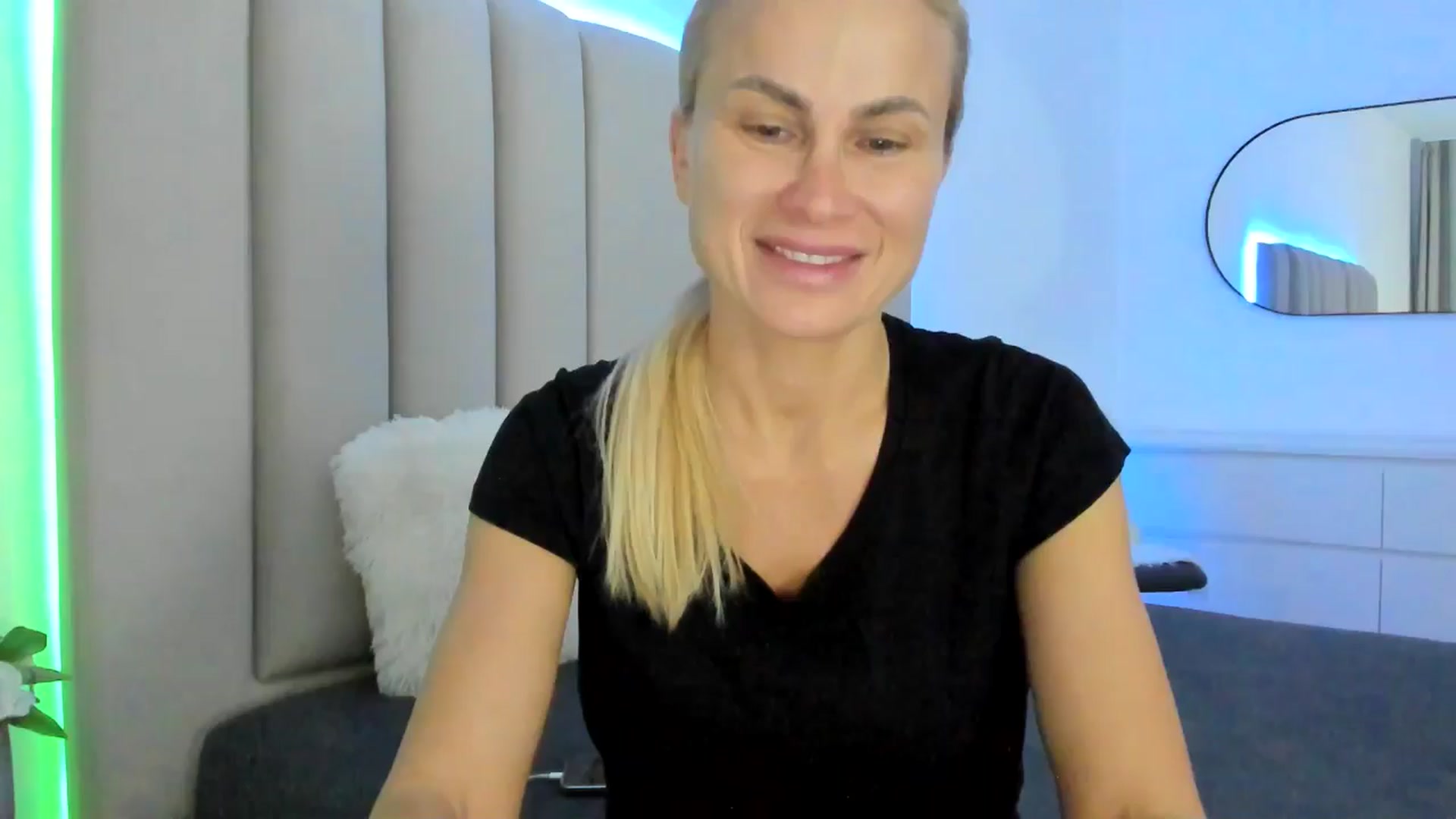 Gallery image thumbnail from Hrystina_'s myfreecams stream on, 02/12/2026, 18:22 image 13 of 20