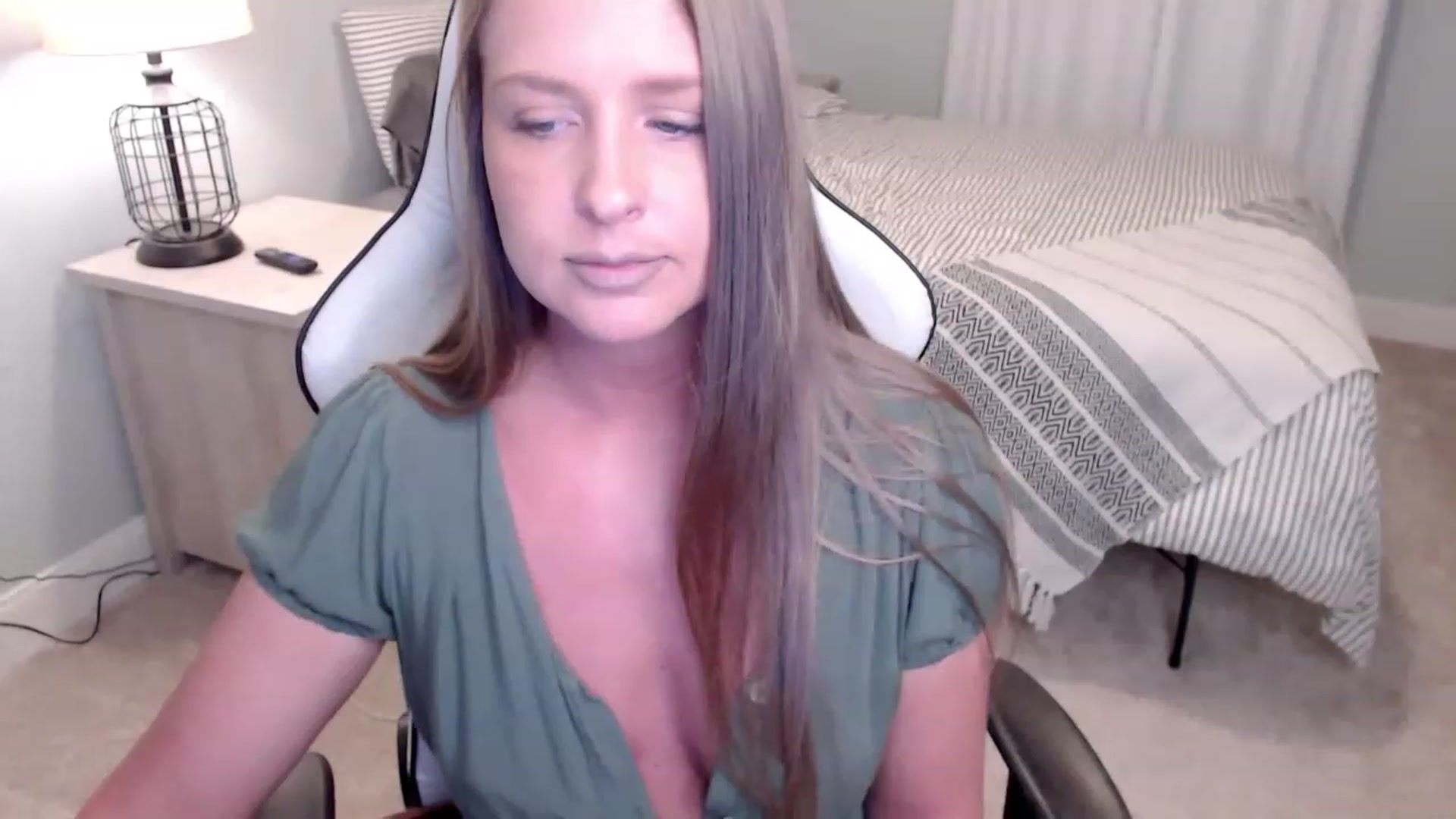 Gallery image thumbnail from HufflepuffHoe's myfreecams stream on, 12/01/2022, 20:16 image 19 of 20