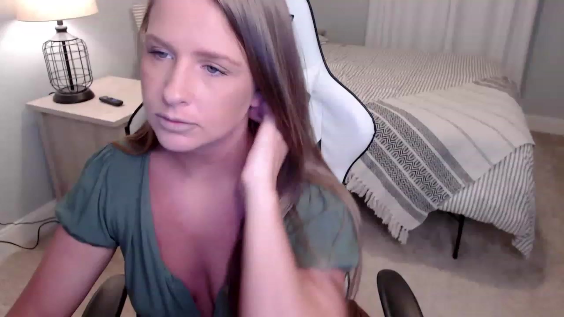 Gallery image thumbnail from HufflepuffHoe's myfreecams stream on, 12/01/2022, 20:16 image 17 of 20