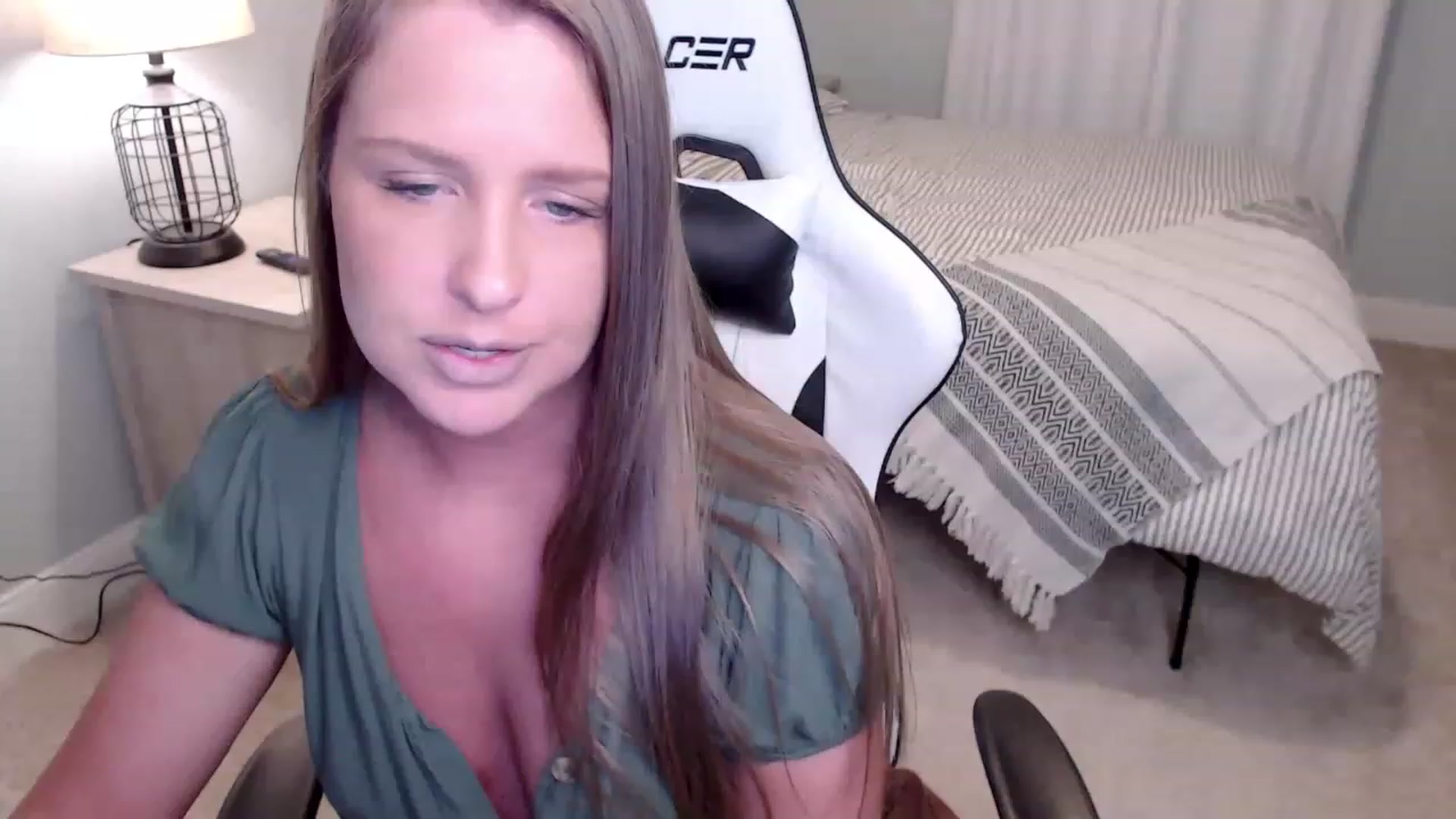 Gallery image thumbnail from HufflepuffHoe's myfreecams stream on, 12/01/2022, 20:16 image 18 of 20