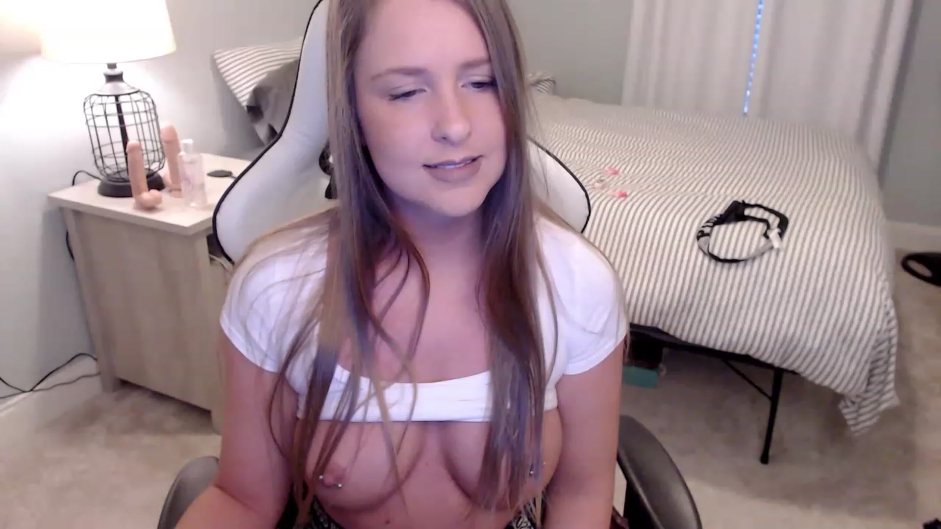 Gallery image thumbnail from HufflepuffHoe's myfreecams stream on, 01/02/2023, 22:21 image 17 of 20