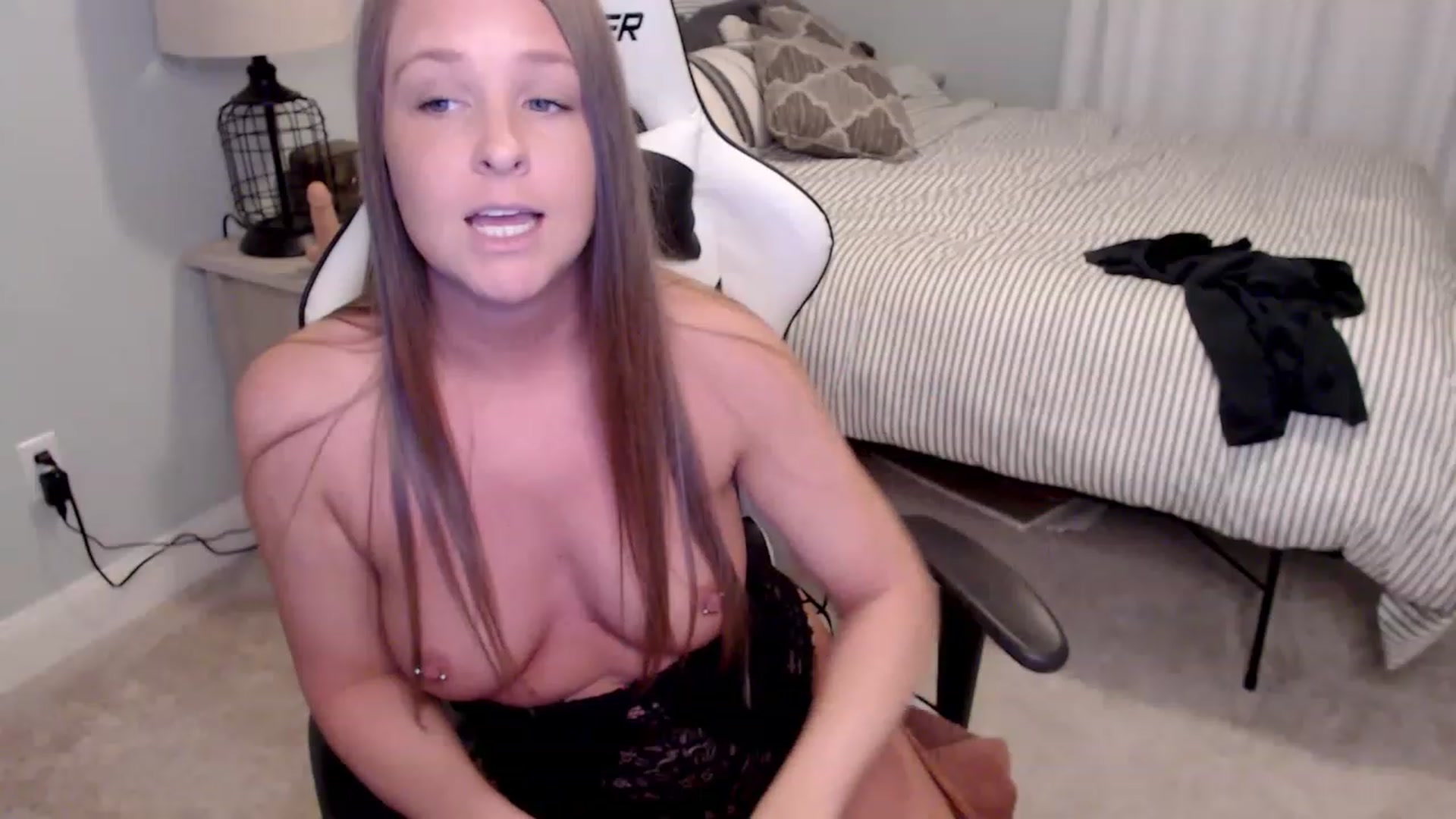 Gallery image thumbnail from HufflepuffHoe's myfreecams stream on, 01/12/2023, 21:57 image 15 of 20