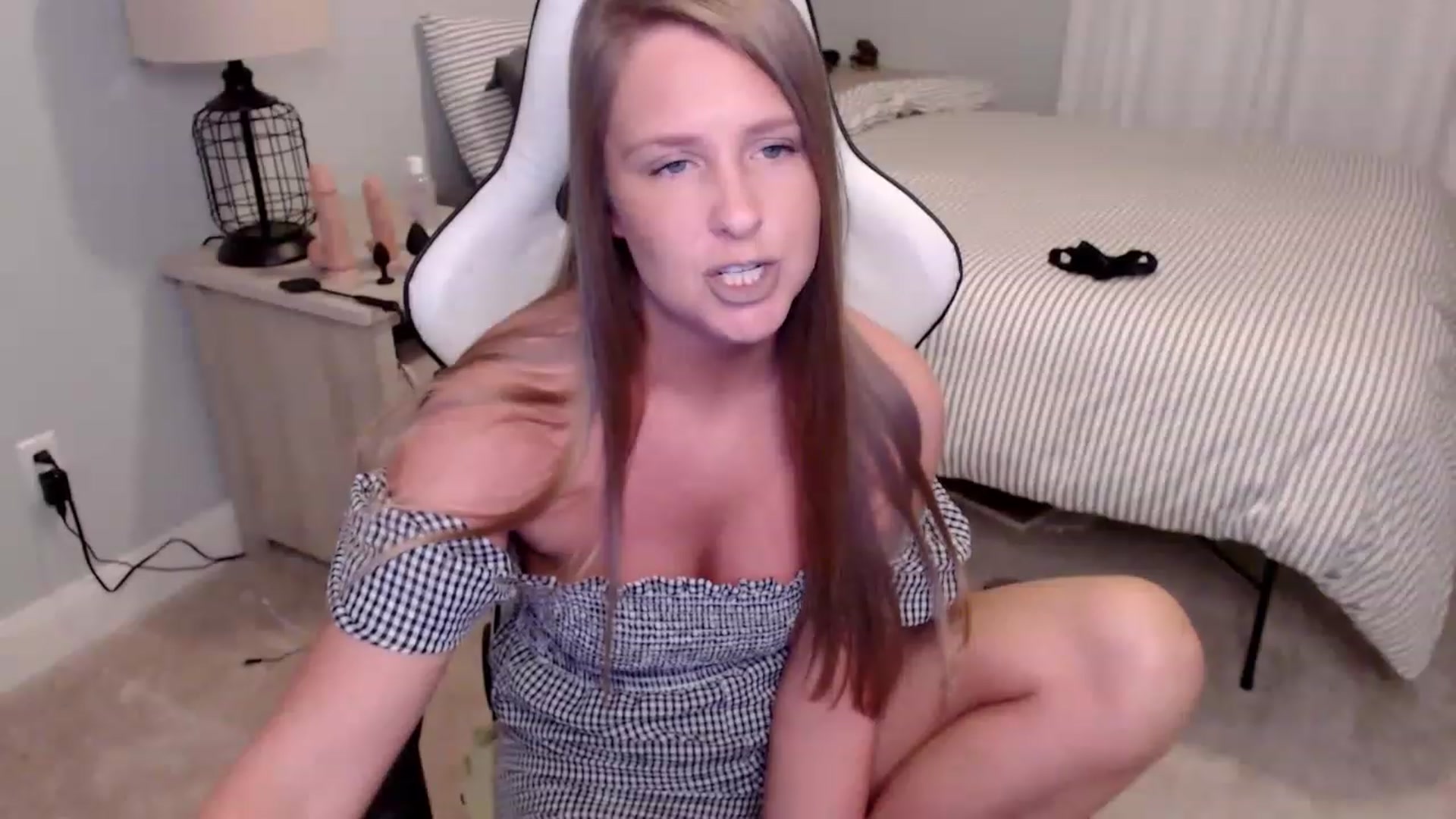 Gallery image thumbnail from HufflepuffHoe's myfreecams stream on, 01/18/2023, 19:32 image 11 of 20