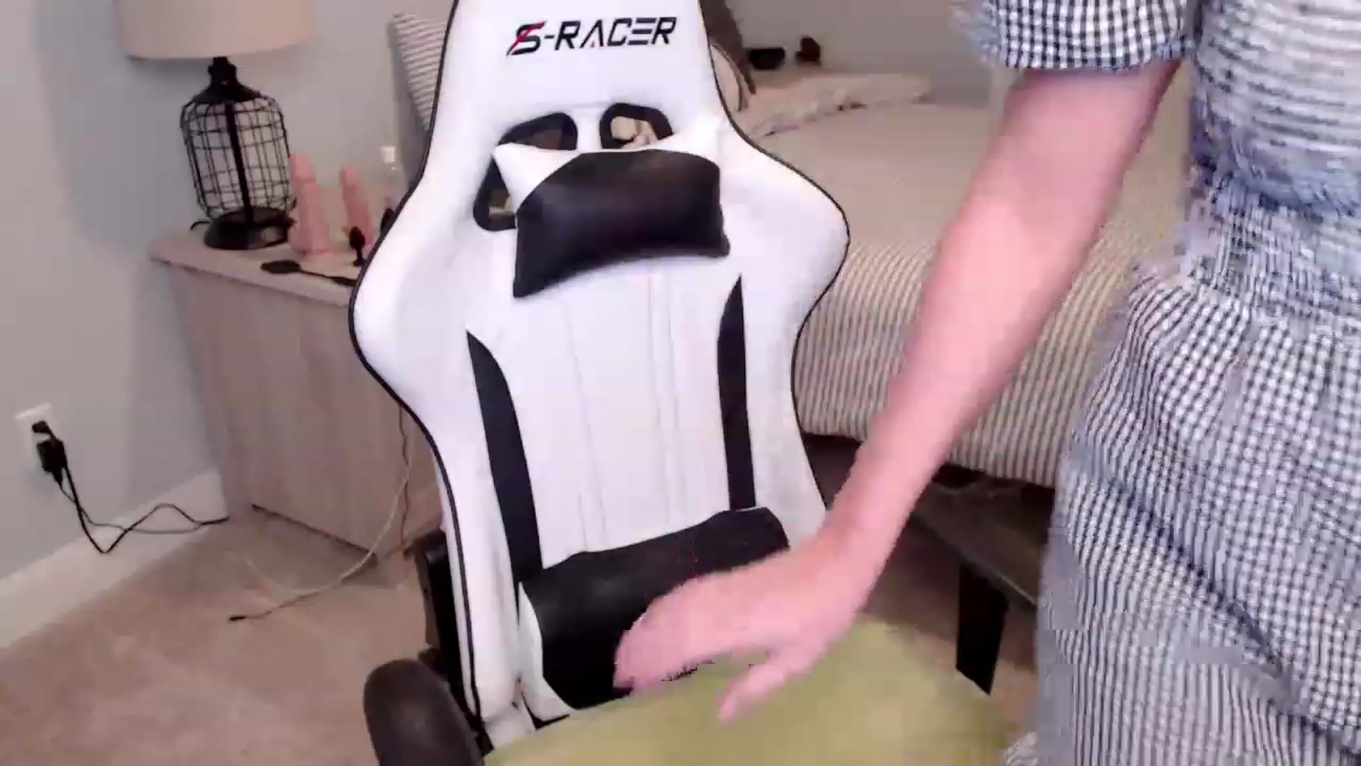 Gallery image thumbnail from HufflepuffHoe's myfreecams stream on, 01/18/2023, 19:32 image 4 of 20