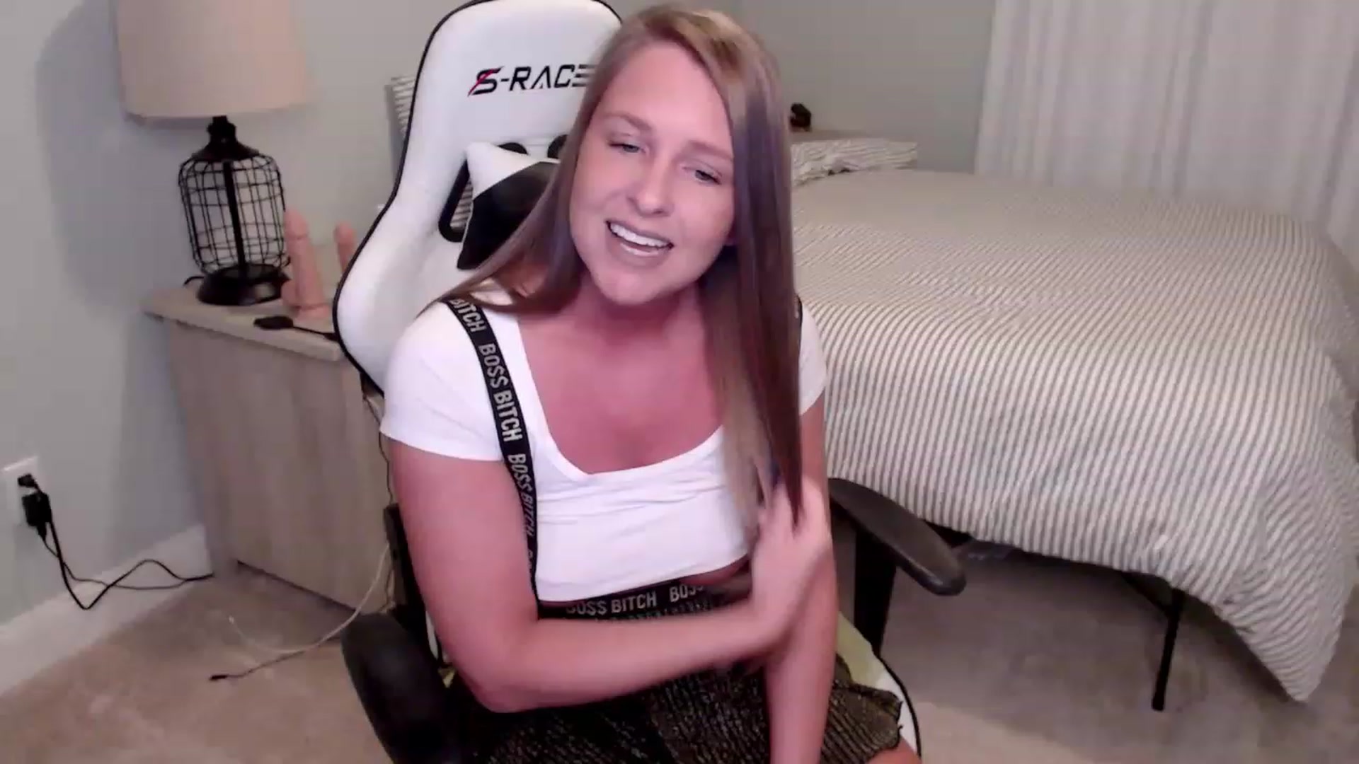 Gallery image thumbnail from HufflepuffHoe's myfreecams stream on, 01/18/2023, 20:56 image 14 of 20