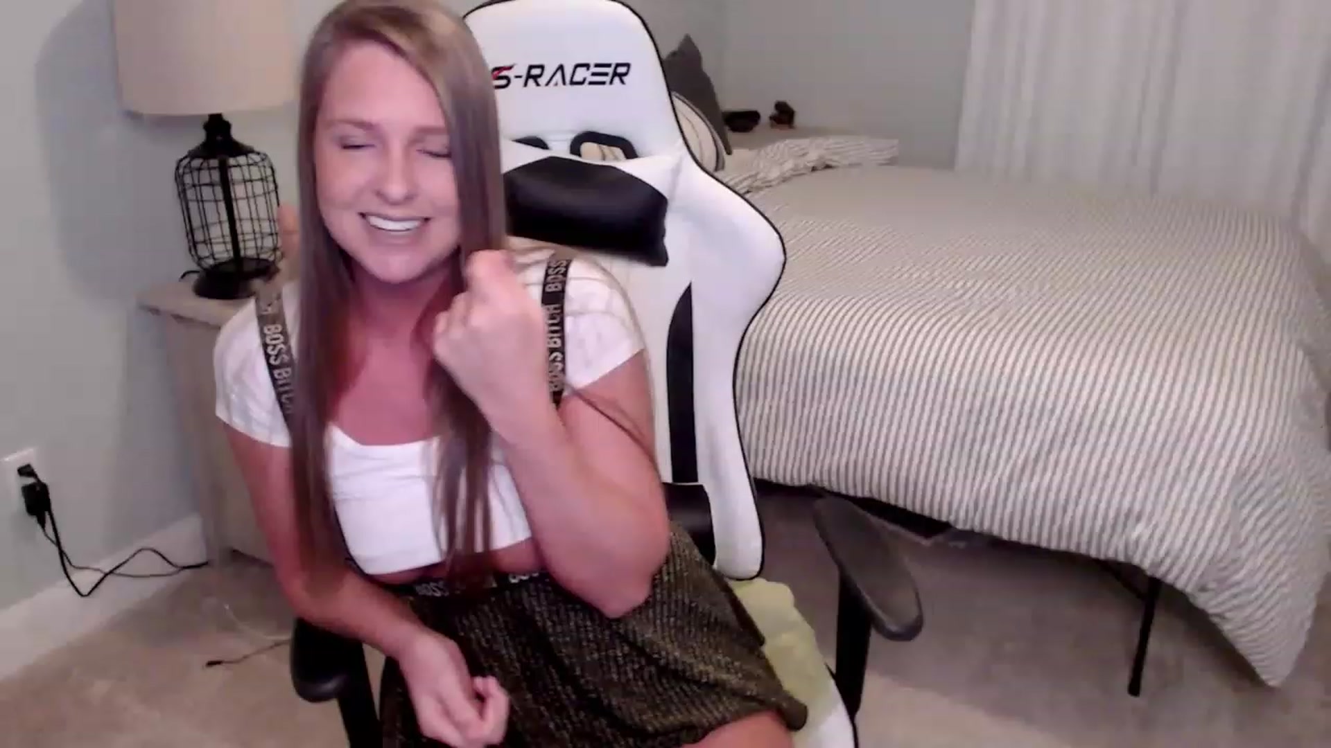 Gallery image thumbnail from HufflepuffHoe's myfreecams stream on, 01/18/2023, 20:56 image 16 of 20