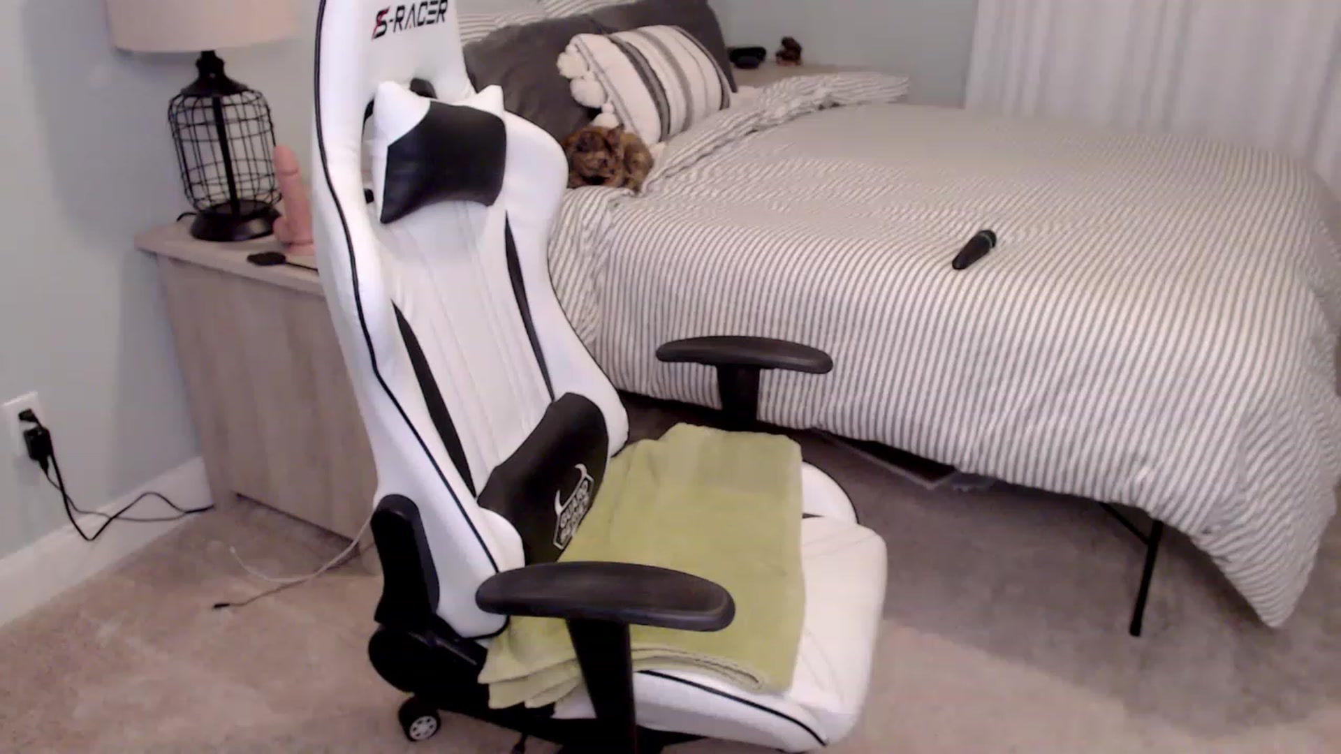 Gallery image thumbnail from HufflepuffHoe's myfreecams stream on, 01/18/2023, 20:56 image 8 of 20
