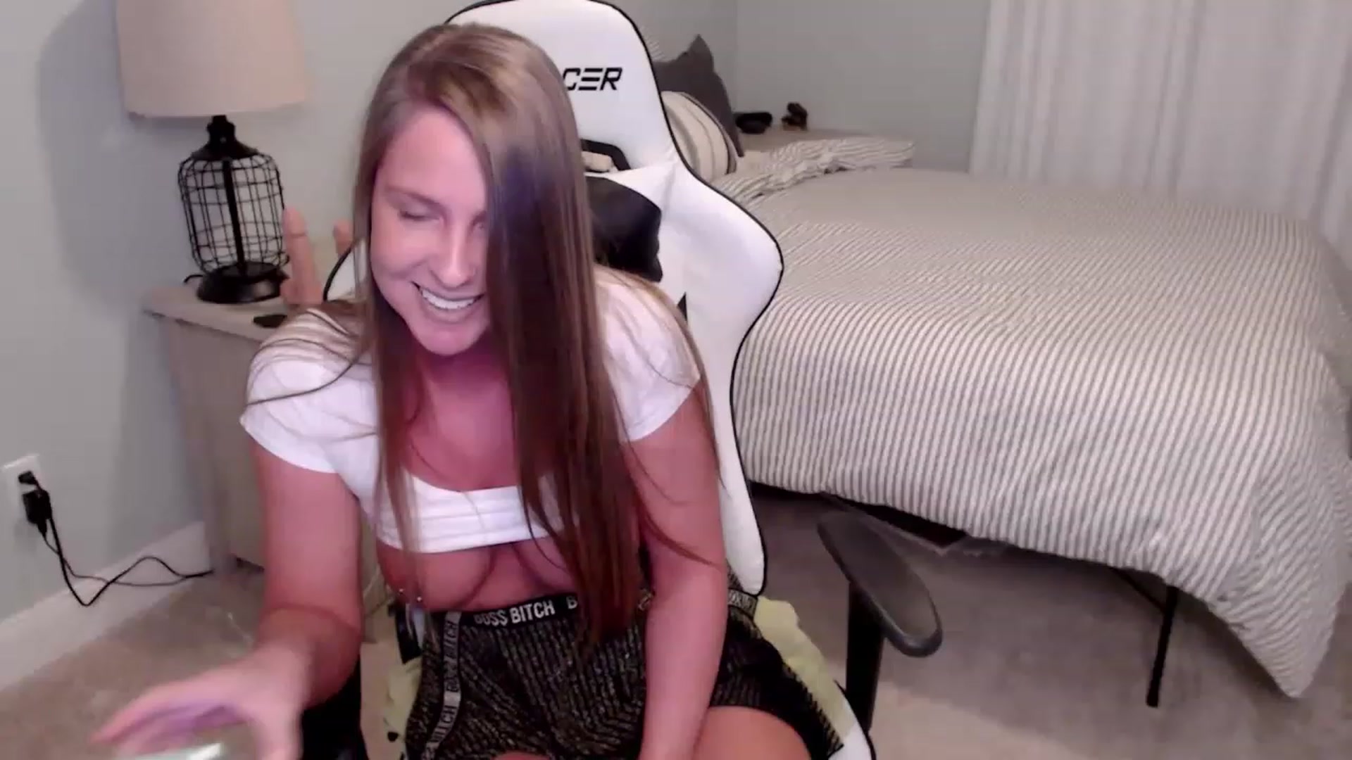 Gallery image thumbnail from HufflepuffHoe's myfreecams stream on, 01/18/2023, 21:32 image 1 of 20
