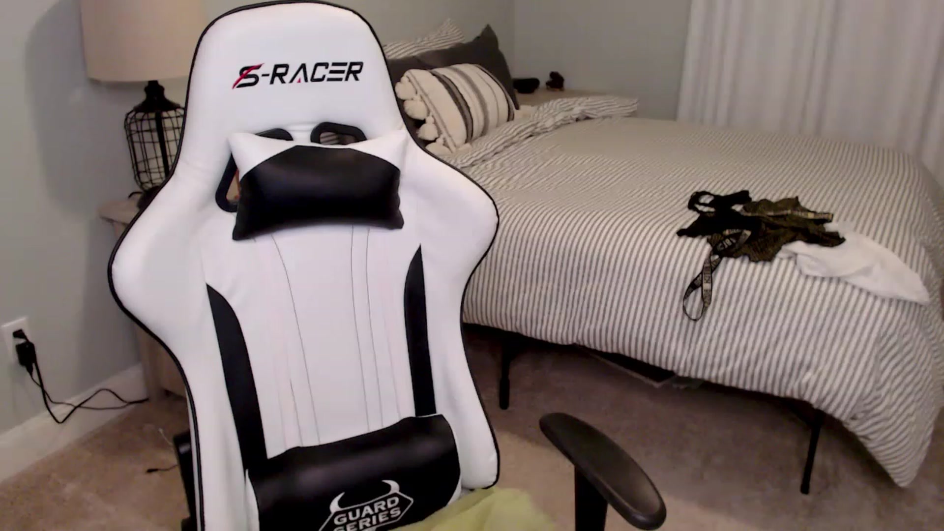 Gallery image thumbnail from HufflepuffHoe's myfreecams stream on, 01/18/2023, 21:53 image 4 of 20