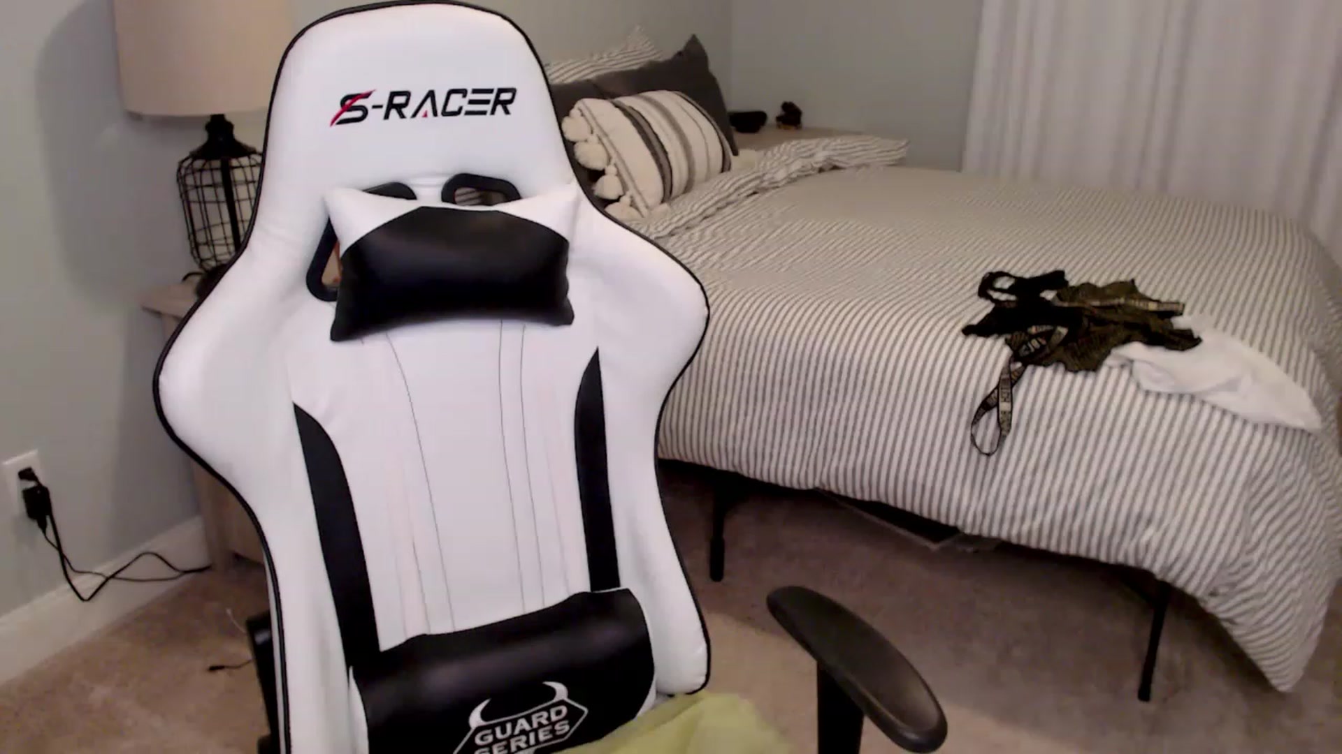 Gallery image thumbnail from HufflepuffHoe's myfreecams stream on, 01/18/2023, 21:53 image 2 of 20