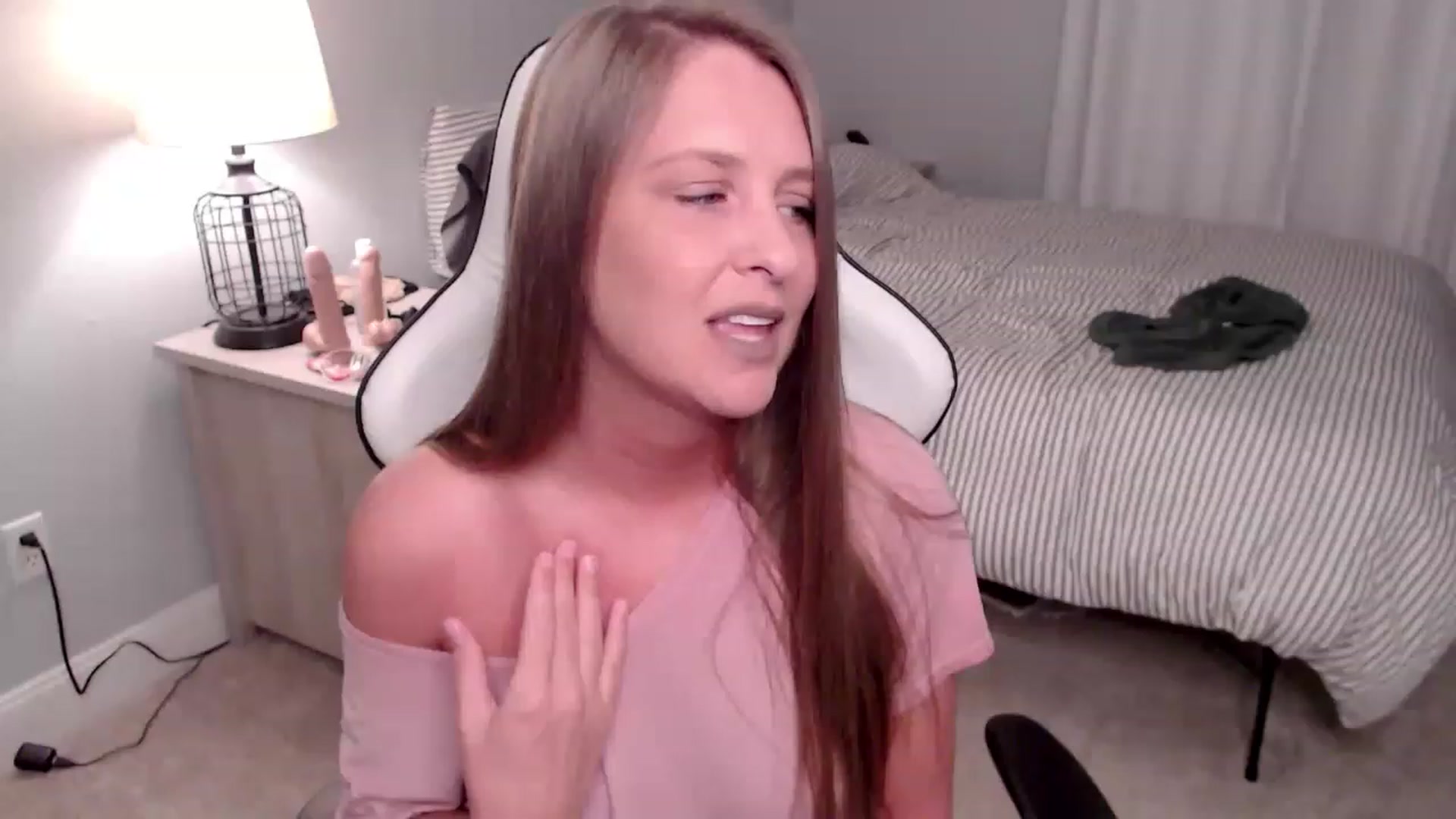 Gallery image thumbnail from HufflepuffHoe's myfreecams stream on, 01/27/2023, 19:21 image 6 of 20