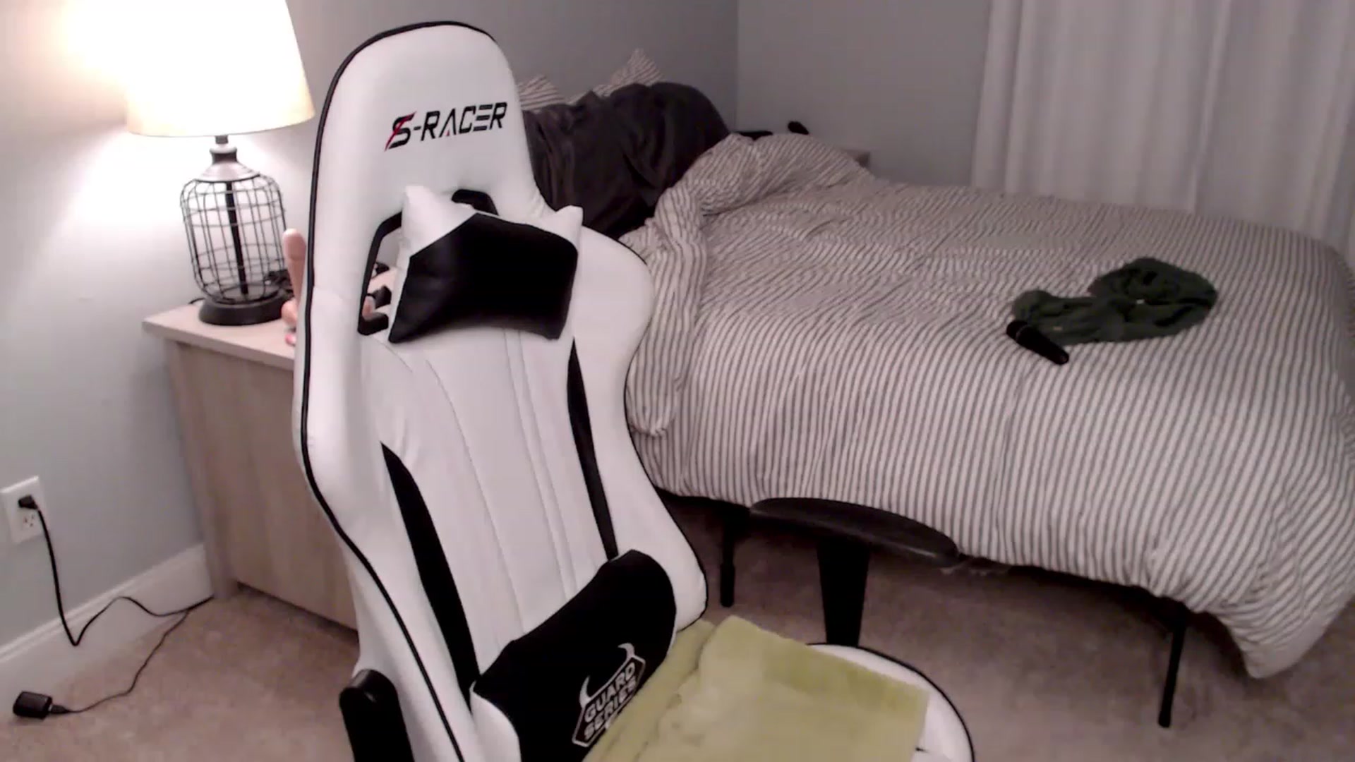 Gallery image thumbnail from HufflepuffHoe's myfreecams stream on, 01/27/2023, 19:21 image 13 of 20