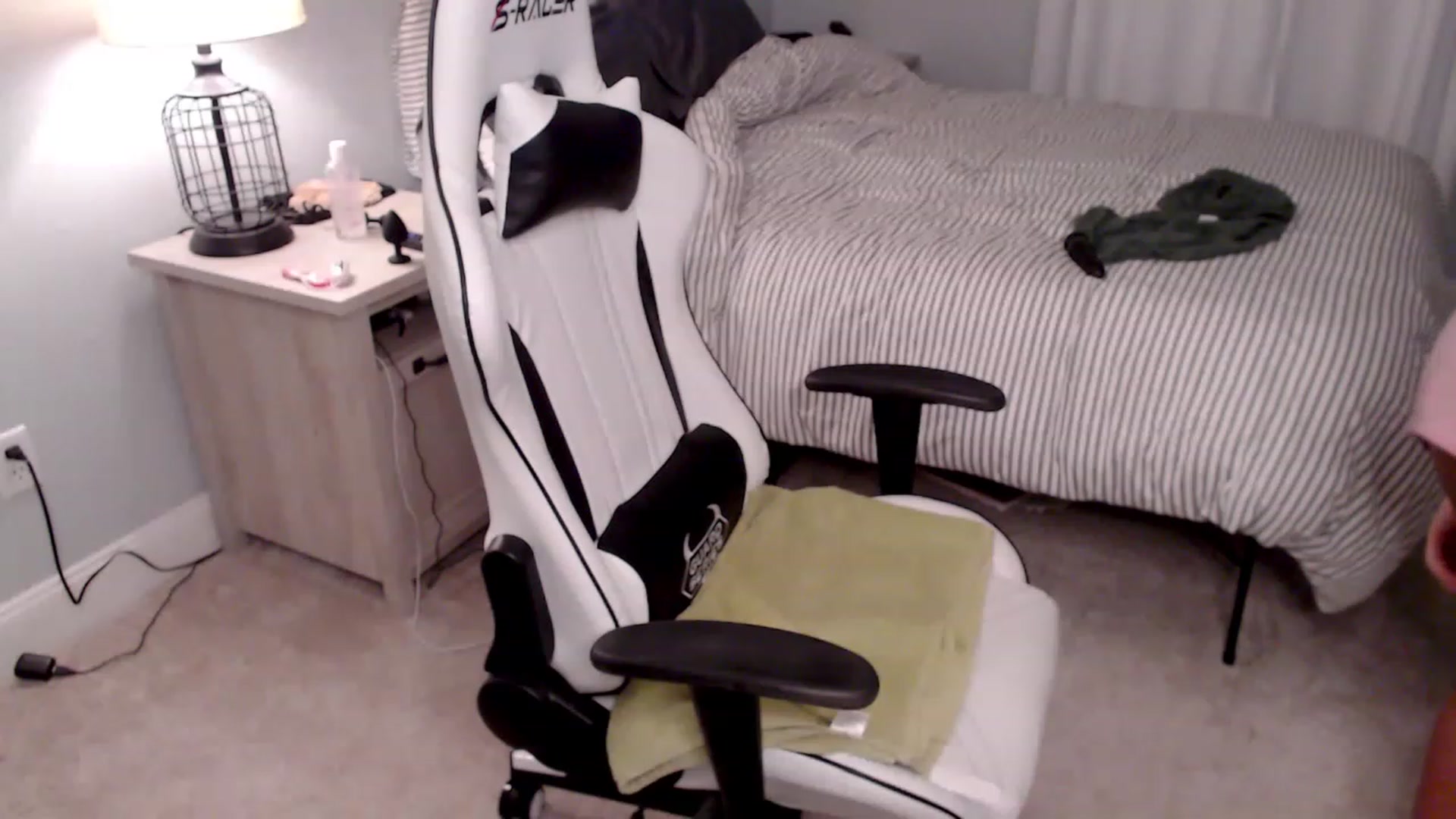 Gallery image thumbnail from HufflepuffHoe's myfreecams stream on, 01/27/2023, 21:25 image 9 of 20