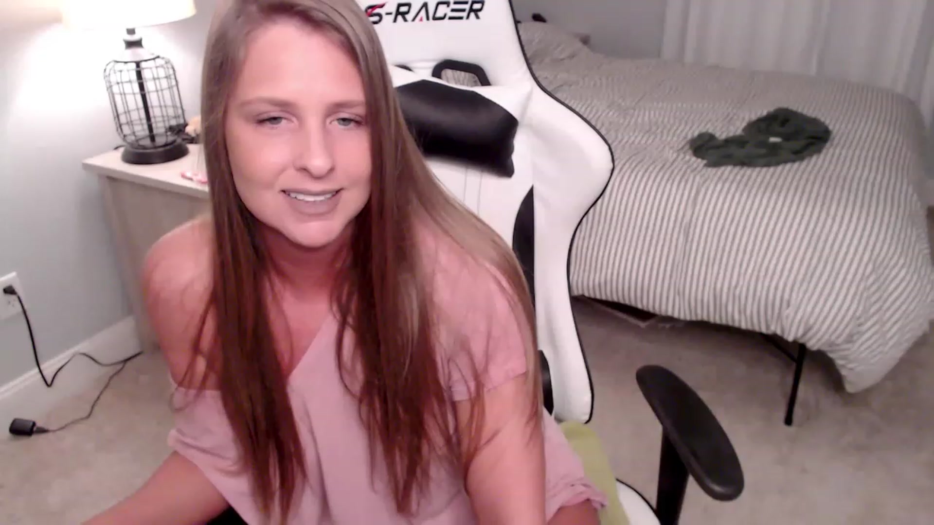 Gallery image thumbnail from HufflepuffHoe's myfreecams stream on, 01/27/2023, 21:25 image 13 of 20