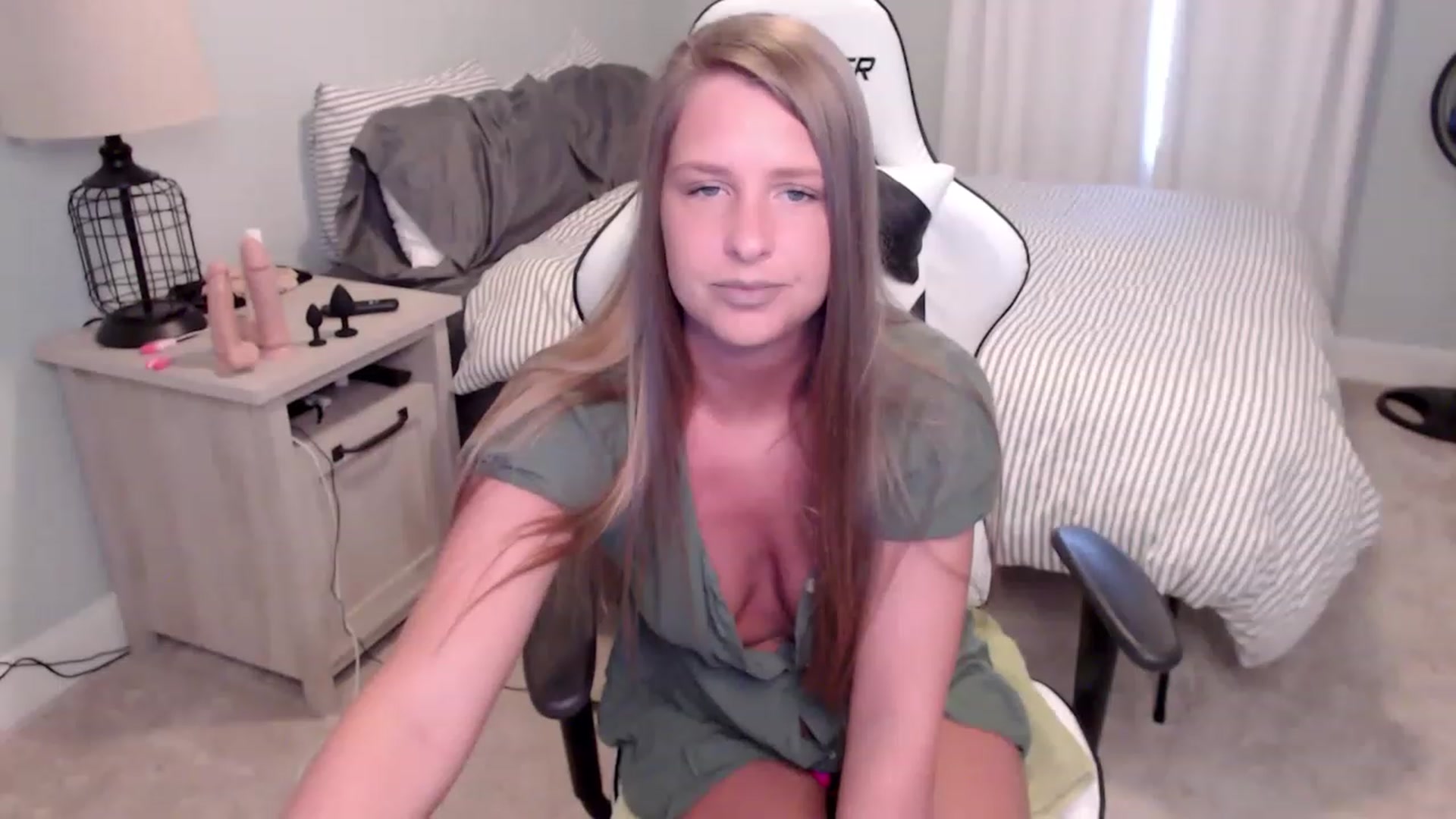 Gallery image thumbnail from HufflepuffHoe's myfreecams stream on, 01/31/2023, 20:17 image 2 of 20