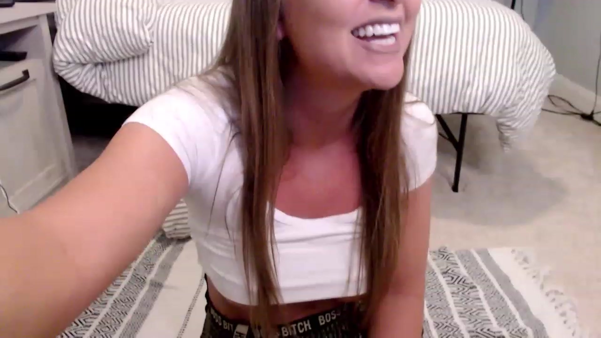 Gallery image thumbnail from HufflepuffHoe's myfreecams stream on, 01/31/2023, 21:34 image 6 of 20