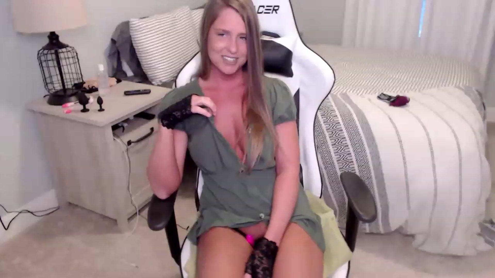 Gallery image thumbnail from HufflepuffHoe's myfreecams stream on, 01/31/2023, 23:48 image 12 of 20
