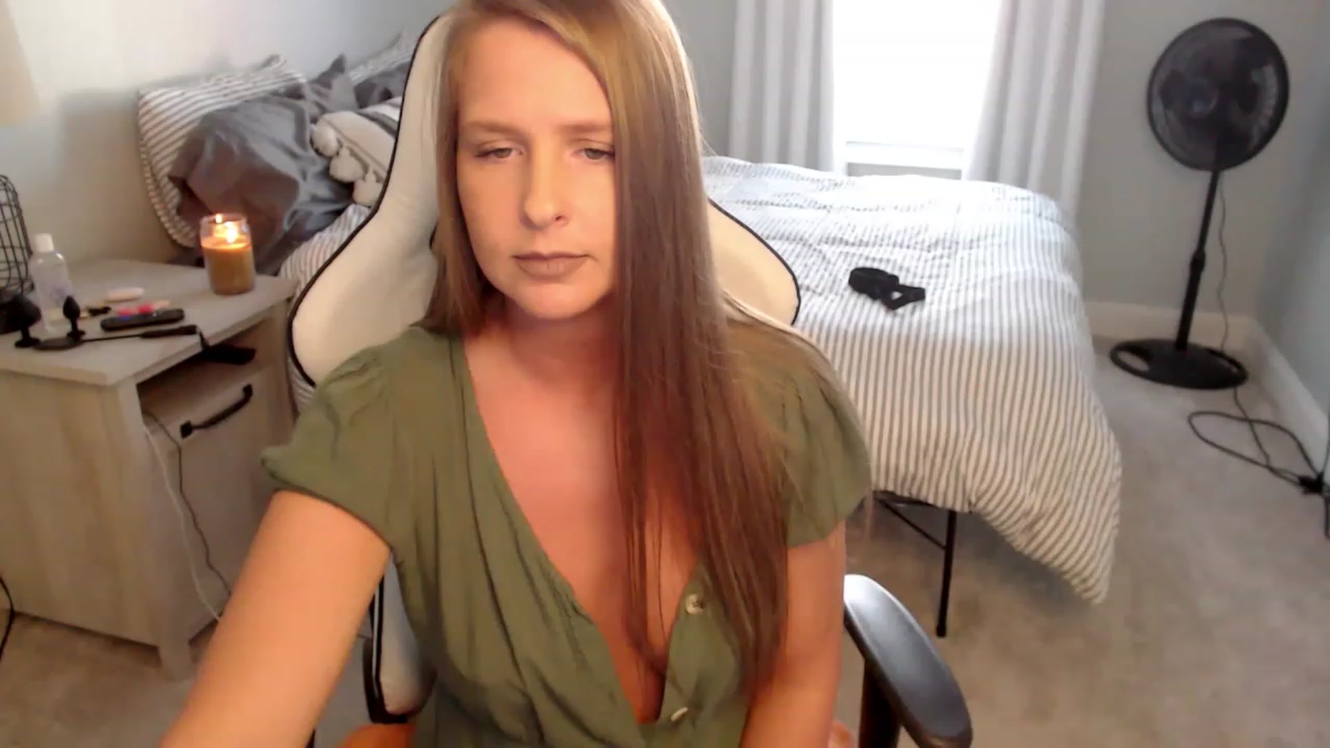 Gallery image thumbnail from HufflepuffHoe's myfreecams stream on, 02/13/2023, 21:10 image 4 of 20